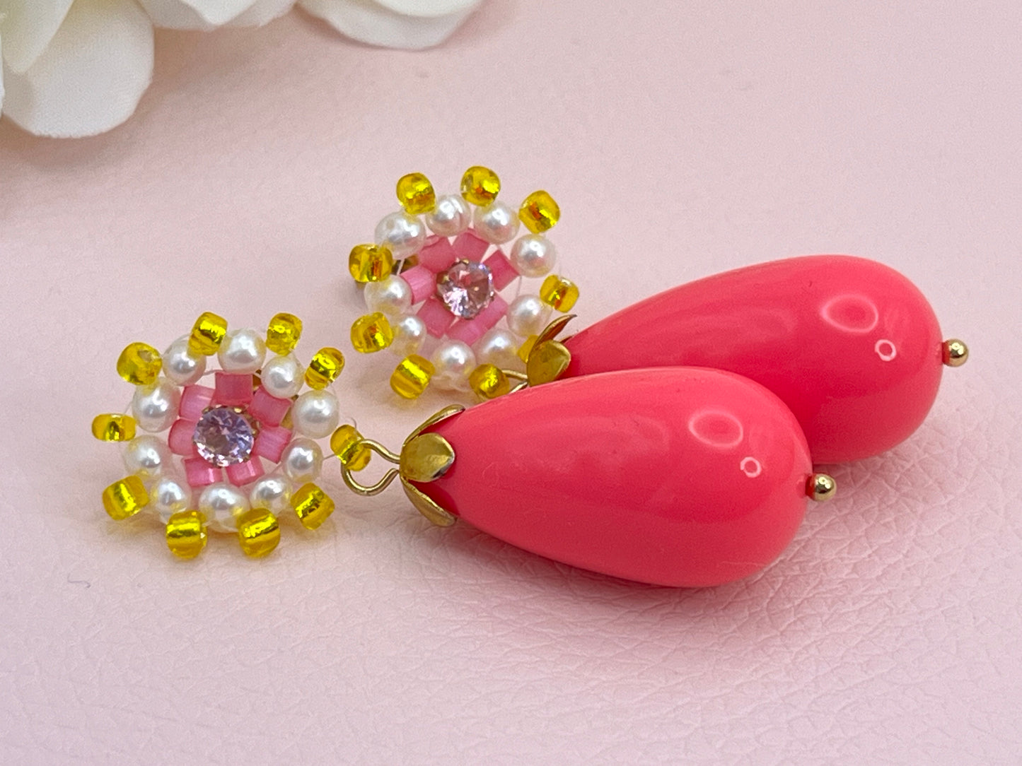 Tropfenohrringe mit handgestickten Oberteil Pink Gelb- Laury goes Riga - LAURY LOVES PINK