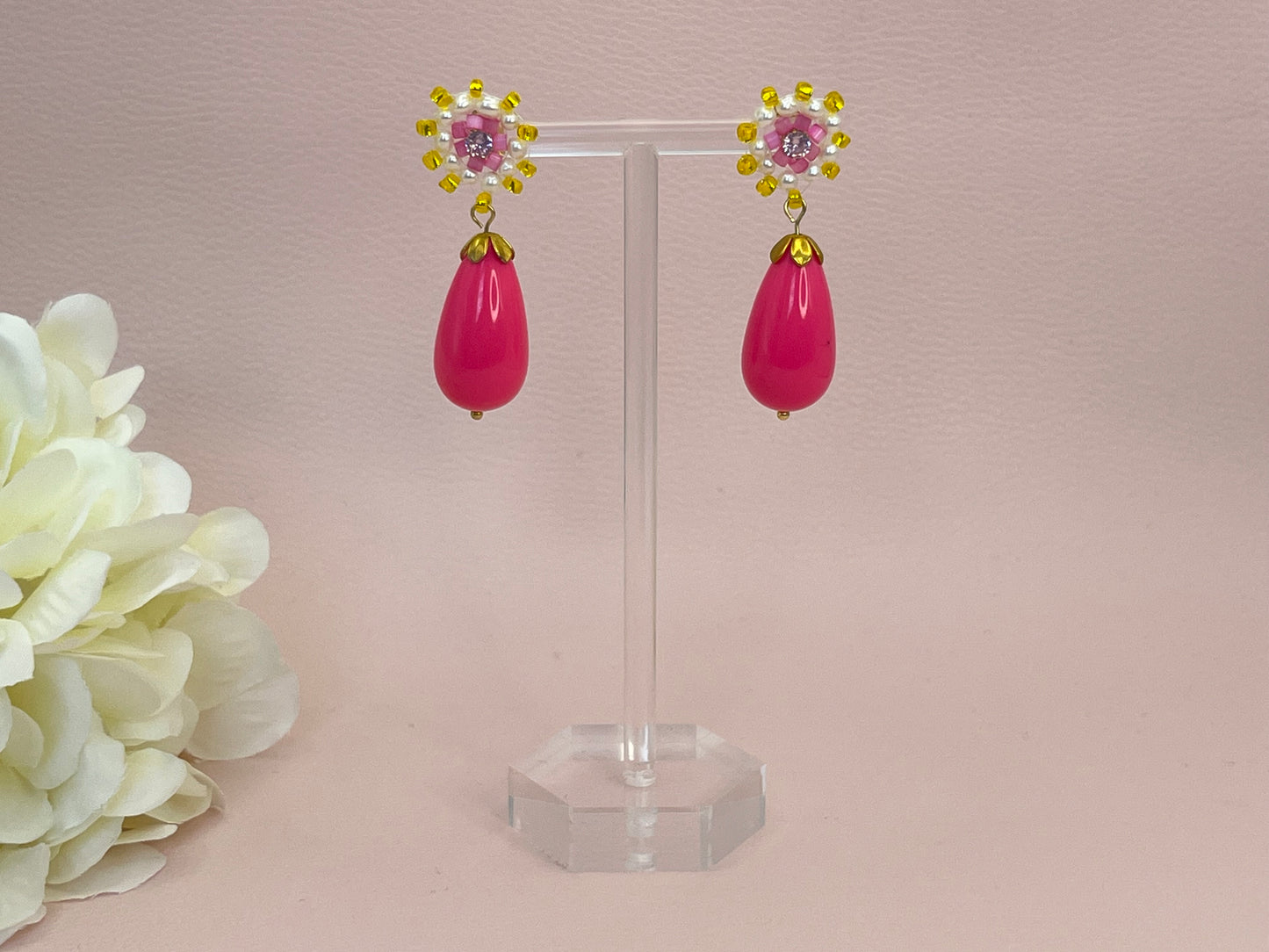 Tropfenohrringe mit handgestickten Oberteil Pink Gelb- Laury goes Riga - LAURY LOVES PINK