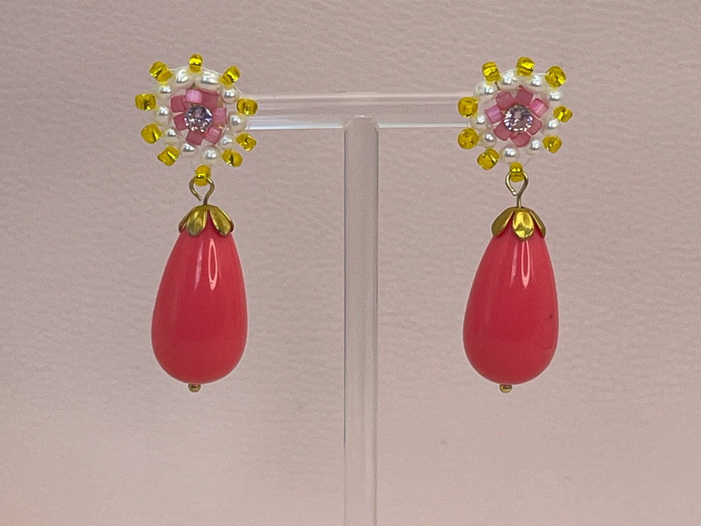 Tropfenohrringe mit handgestickten Oberteil Pink Gelb- Laury goes Riga - LAURY LOVES PINK