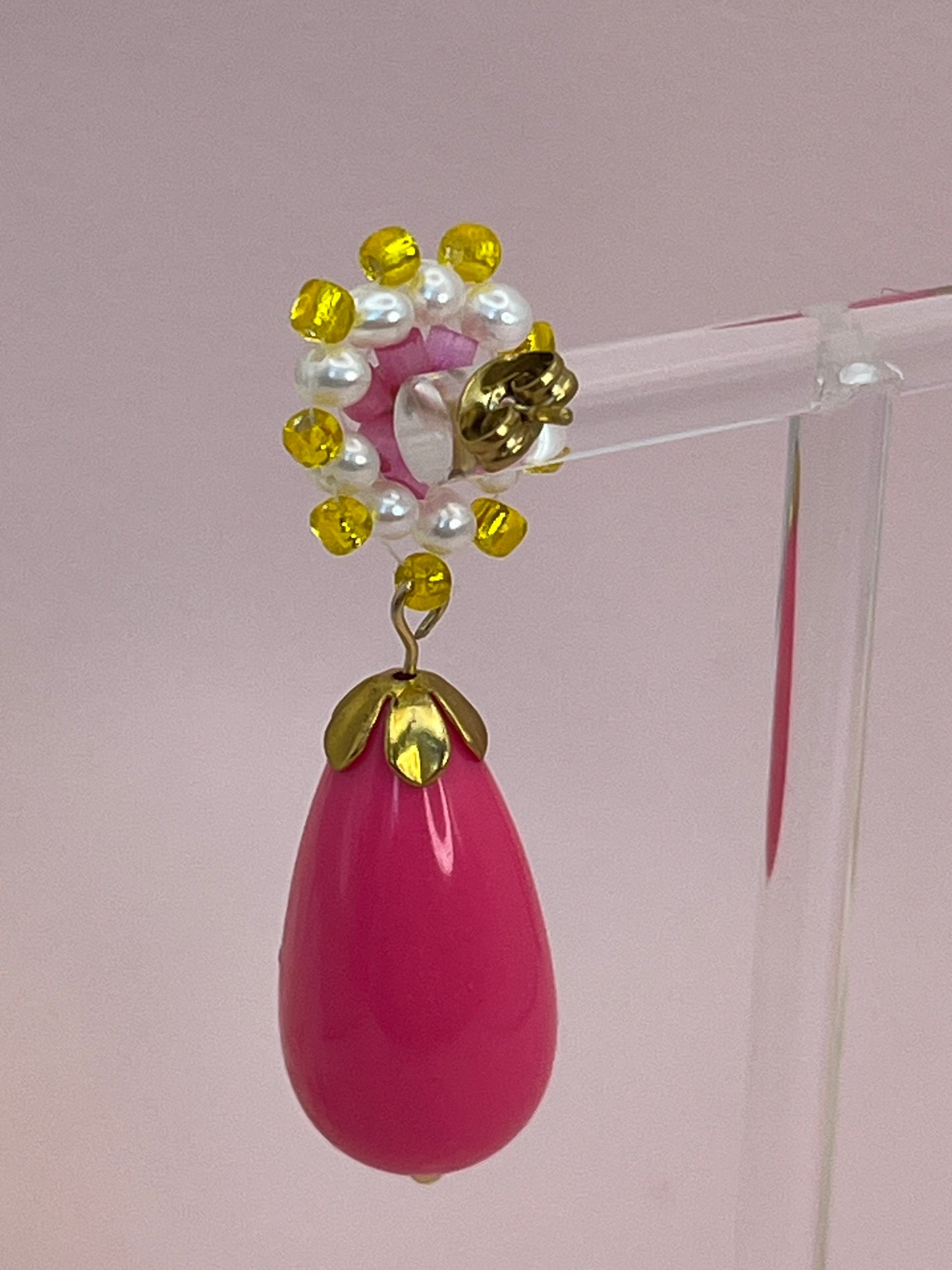 Tropfenohrringe mit handgestickten Oberteil Pink Gelb- Laury goes Riga - LAURY LOVES PINK