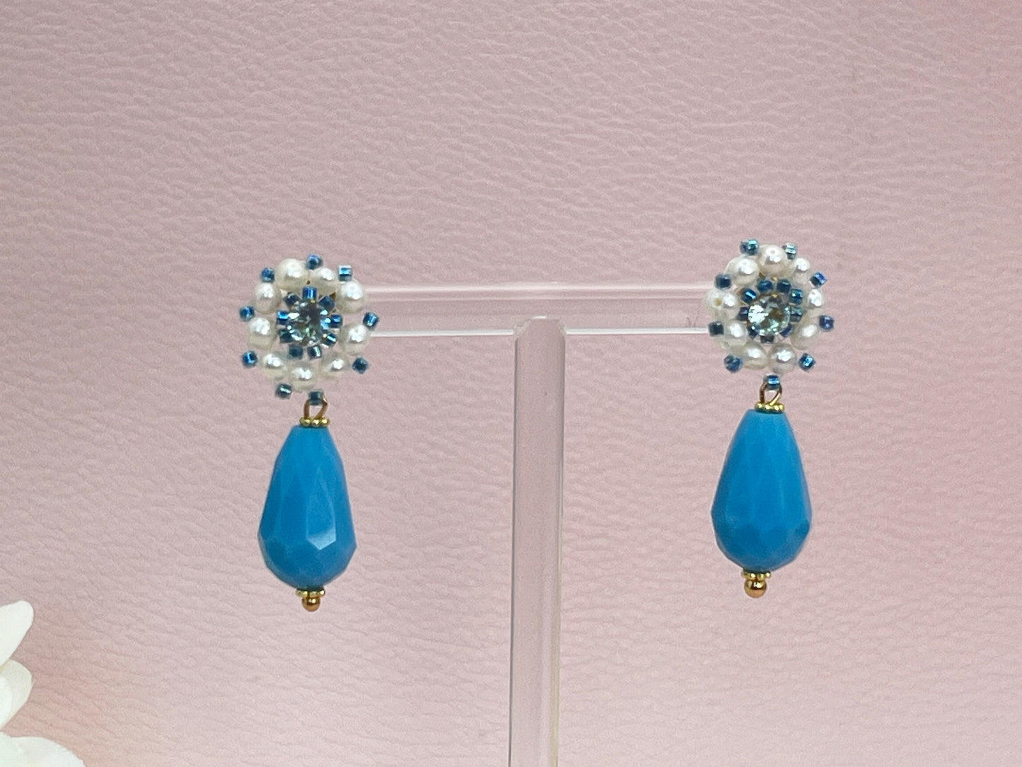 Tropfenohrringe mit handgestickten Oberteil Hellblau - Laury goes Riga - LAURY LOVES PINK