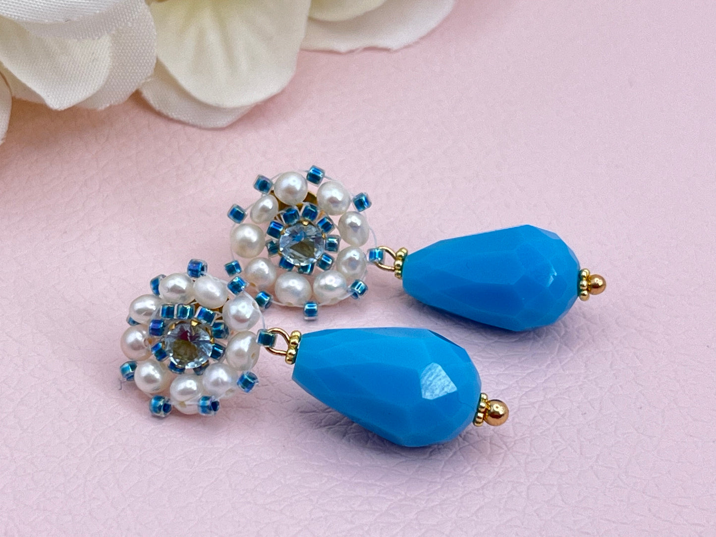 Tropfenohrringe mit handgestickten Oberteil Hellblau - Laury goes Riga - LAURY LOVES PINK