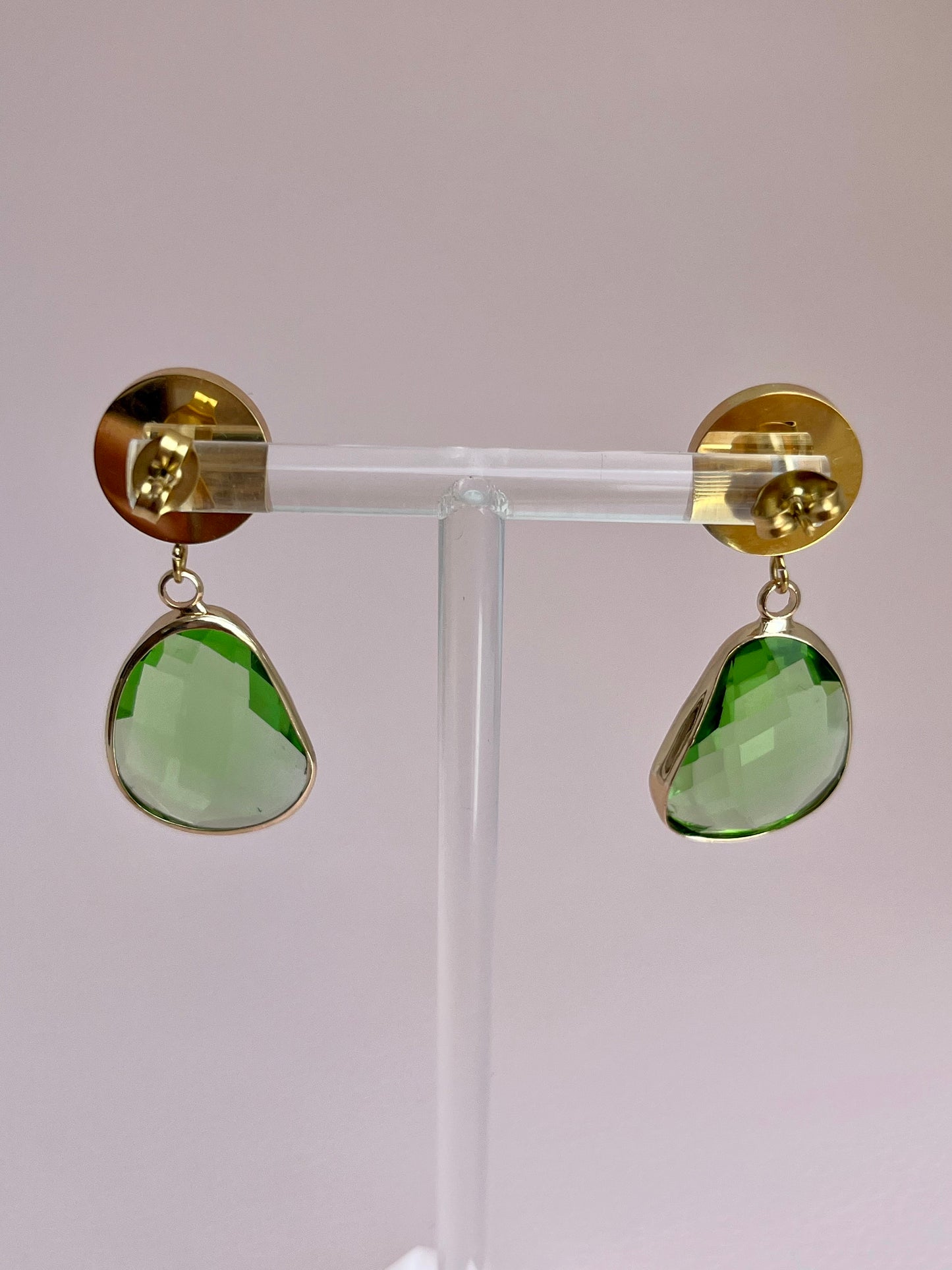 Hängeohrringe aus Kristallglas in Grün mit Cabochons in Pink an Edelstahlsteckern - Laury goes Rio