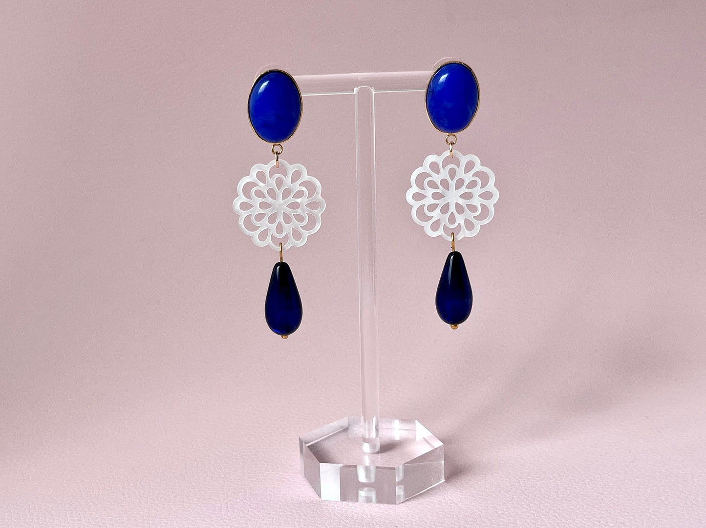 Tropfenohrringe Ornament Blau Weiß - Laury goes Santorini - LAURY LOVES PINK