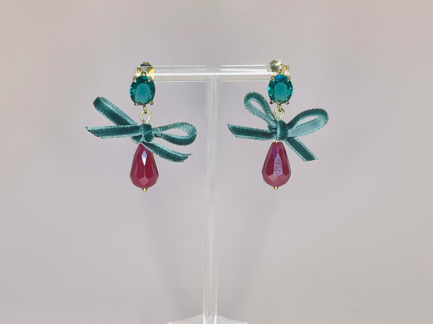 Tropfenohrringe mit Samtschleife und Kristallglas Steckern in Grün und Fuchsia - Laury goes Munich