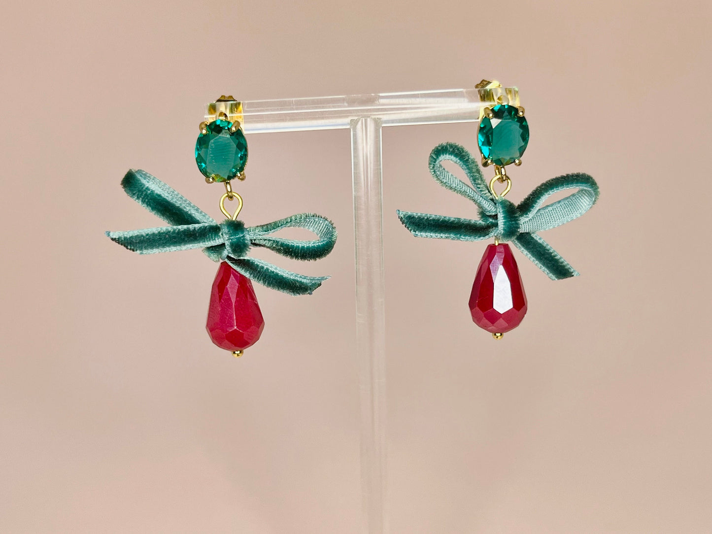 Tropfenohrringe mit Samtschleife und Kristallglas Steckern in Grün und Fuchsia - Laury goes Munich