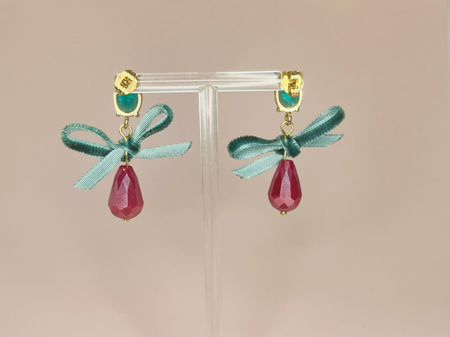 Tropfenohrringe mit Samtschleife und Kristallglas Steckern in Grün und Fuchsia - Laury goes Munich