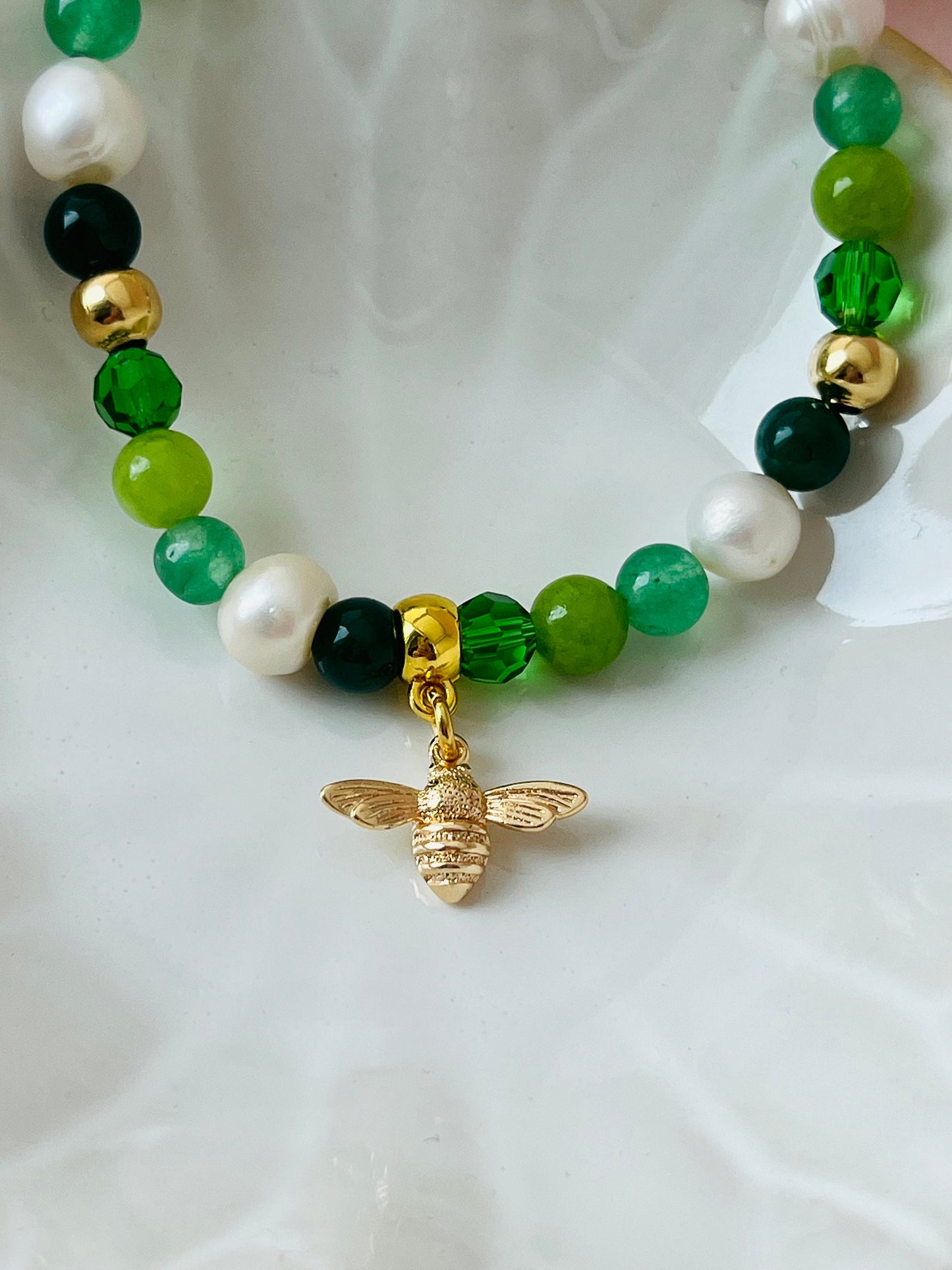 Armband aus bunten Naturstein- und Süßwasser mit vergoldetem Bienen Anhänger - Laury goes Provence