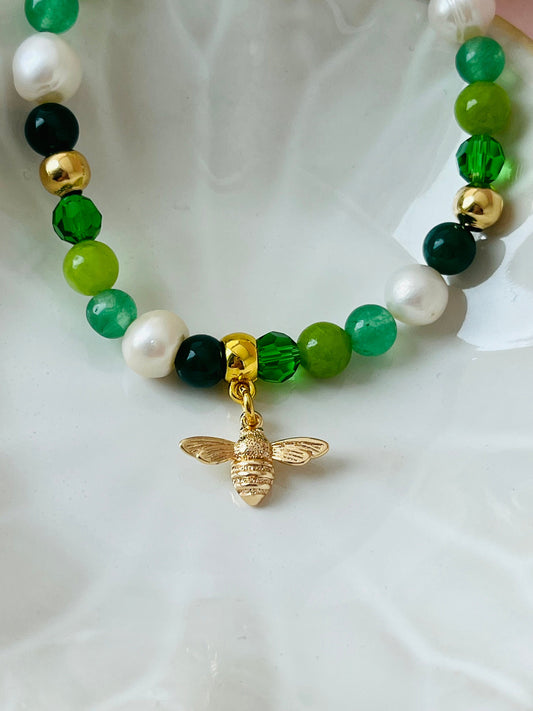 Armband aus bunten Naturstein- und Süßwasser mit vergoldetem Bienen Anhänger - Laury goes Provence