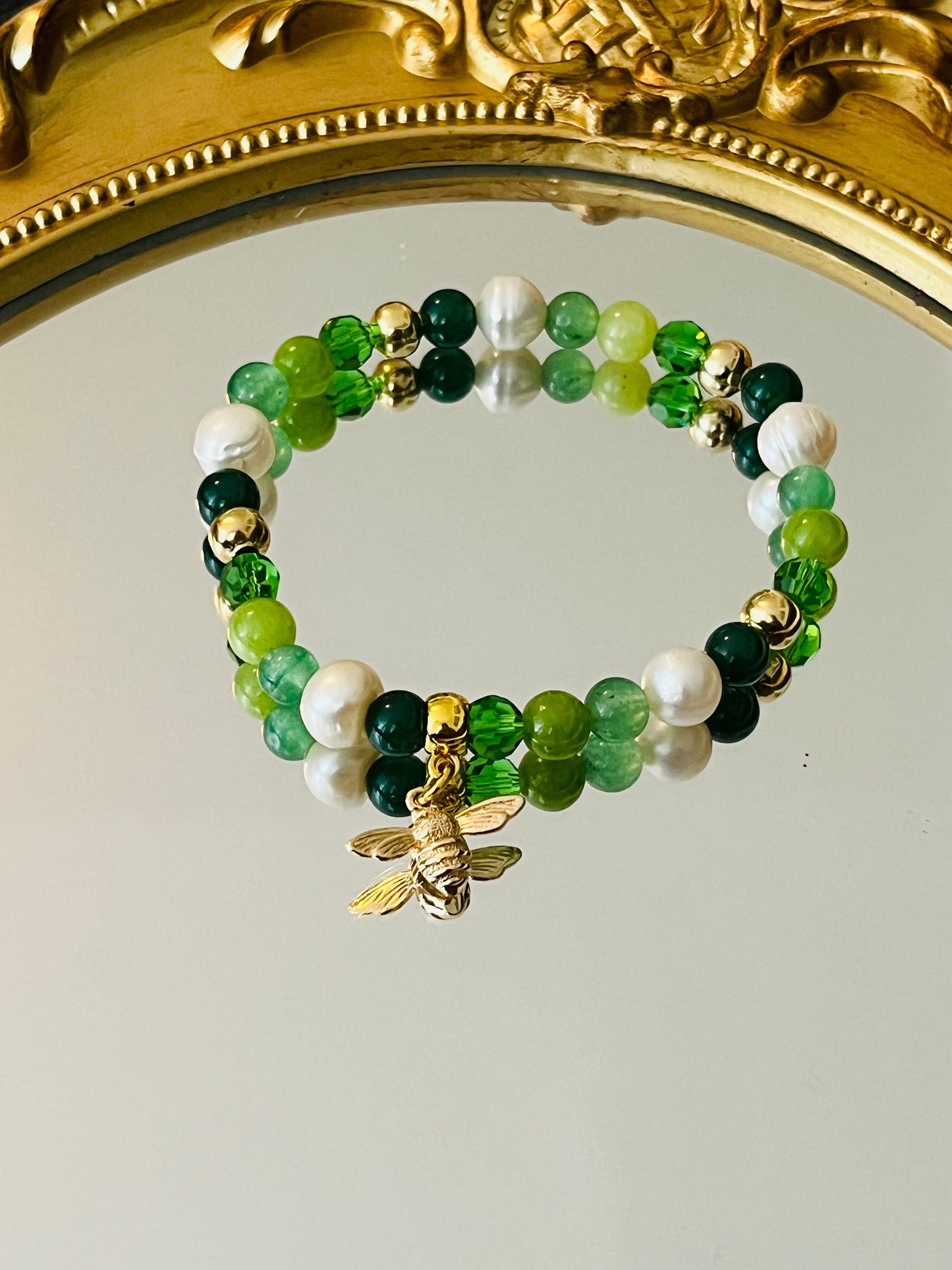 Armband aus bunten Naturstein- und Süßwasser mit vergoldetem Bienen Anhänger - Laury goes Provence