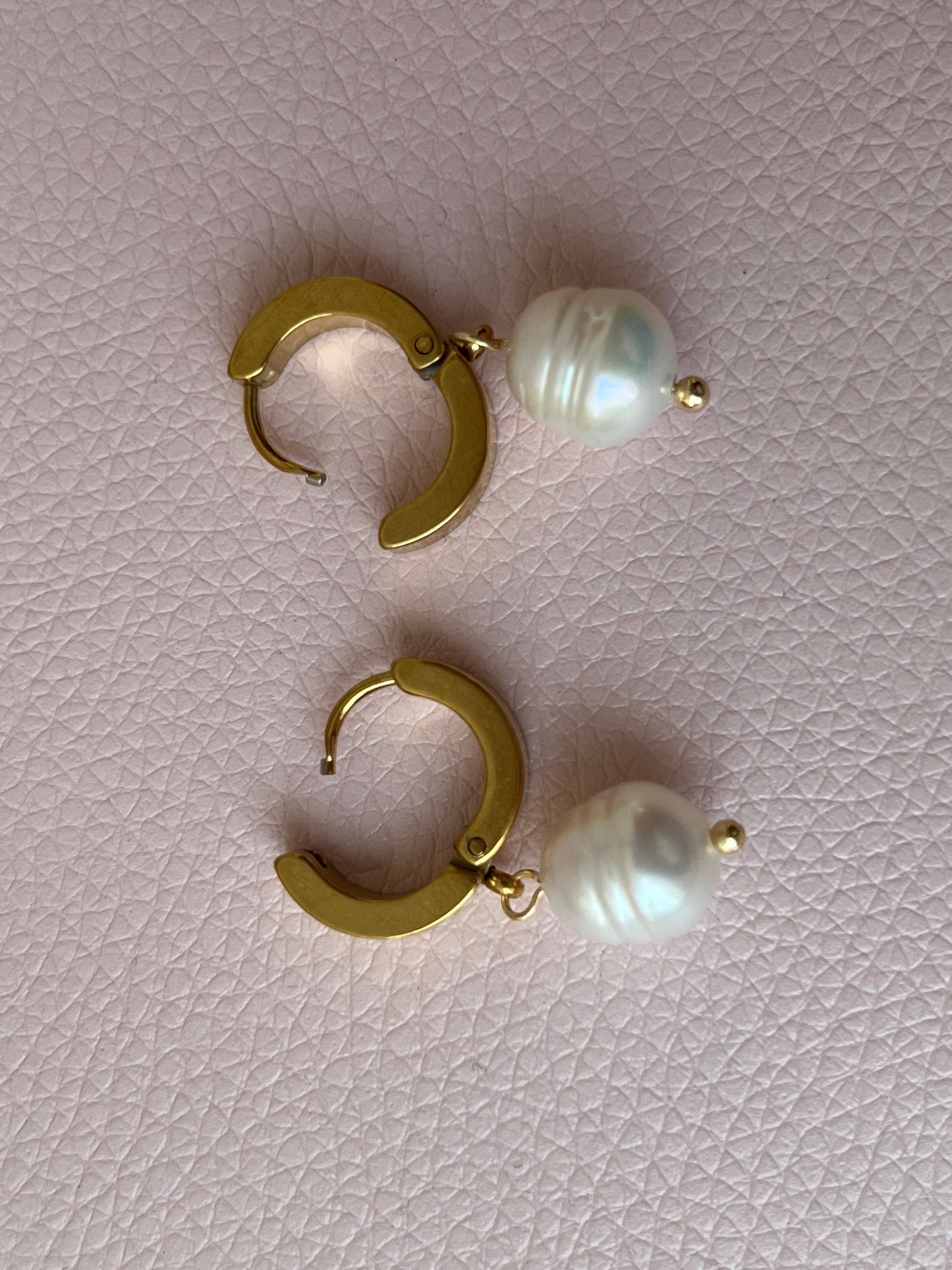 Goldene Creolen mit Süßwasserperle - Laury goes Oxford - LAURY LOVES PINK