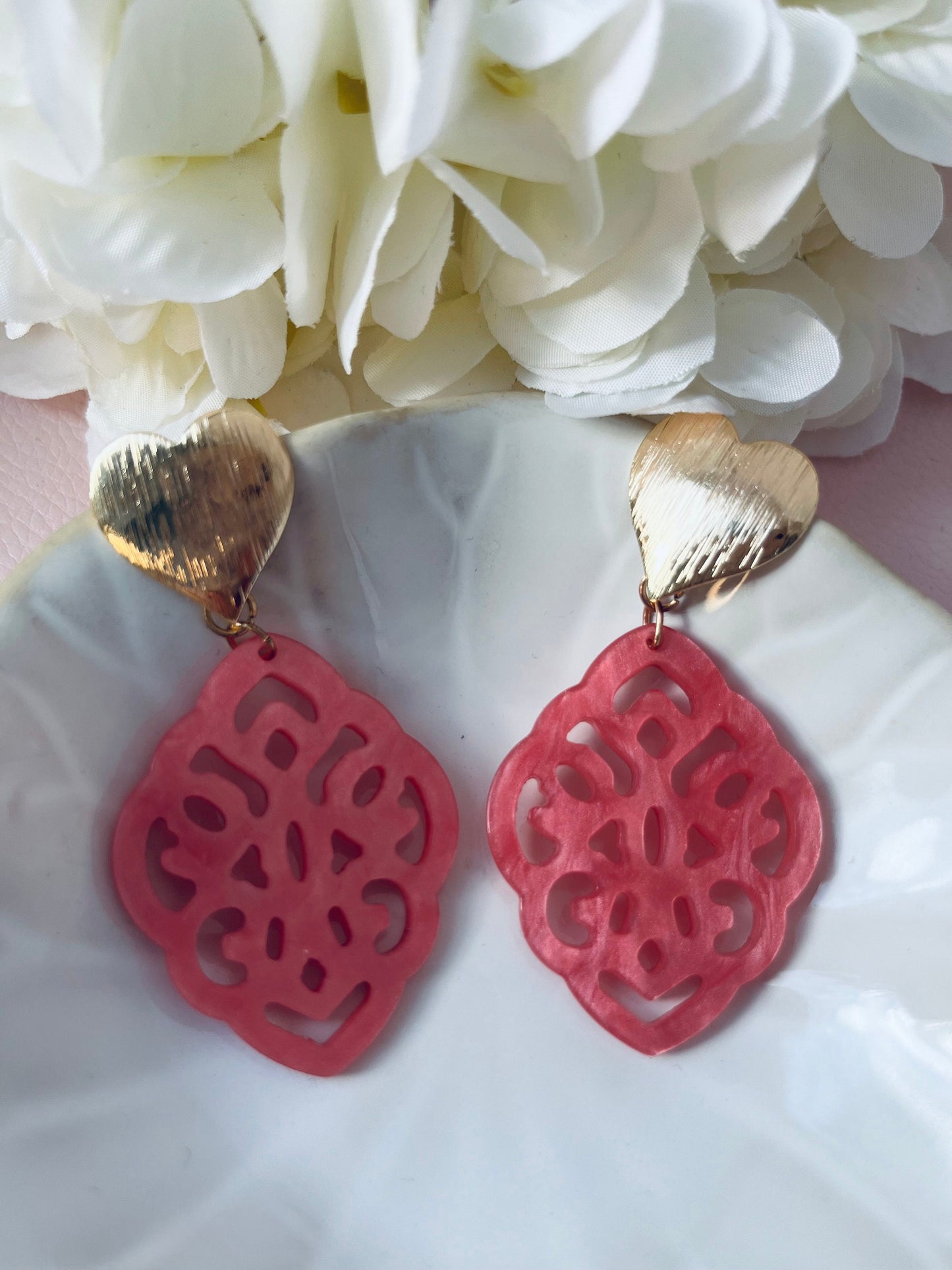 Leichte Ornamentohrringe mit Resin Anhängern in Himbeere an vergoldeten Herz Steckern - Laury goes Marrakesh