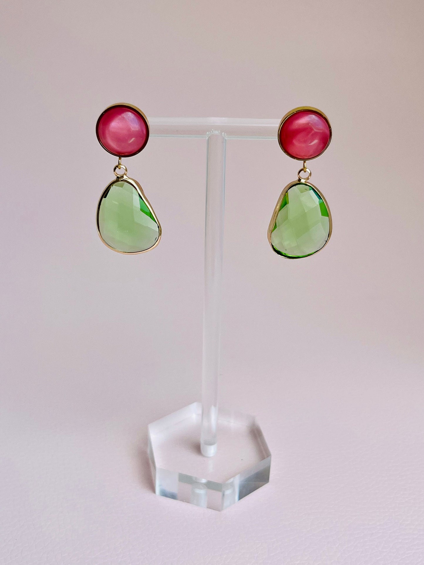 Hängeohrringe aus Kristallglas in Grün mit Cabochons in Pink an Edelstahlsteckern - Laury goes Rio
