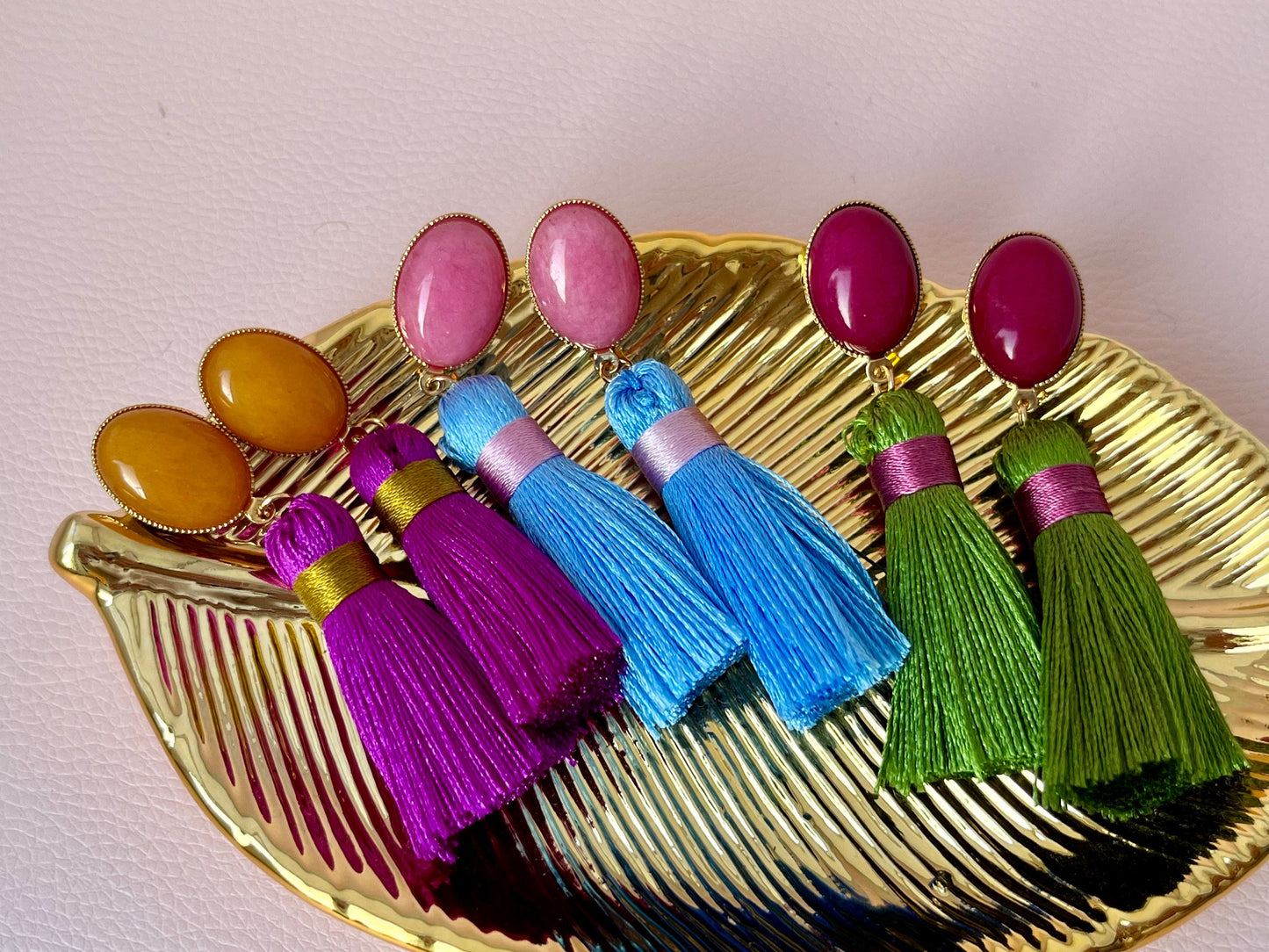 Quastenohrringe, Statementohrringe an Jade Cabochons Hellblau Rosa - Laury goes Budapest