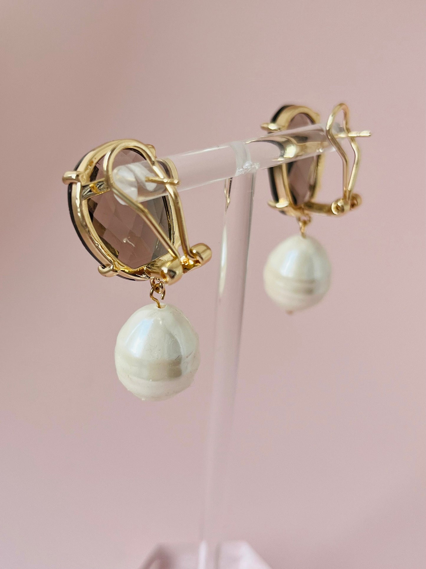 Perlenohrringe mit Muschelkernperle an Kristallglassteckern Braun - Laury goes Oslo - LAURY LOVES PINK