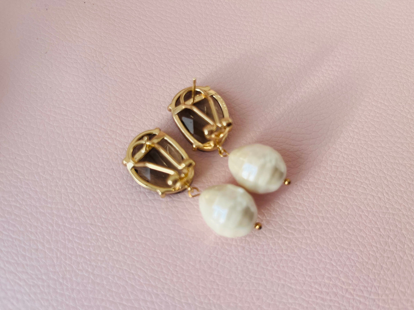Perlenohrringe mit Muschelkernperle an Kristallglassteckern Braun - Laury goes Oslo - LAURY LOVES PINK