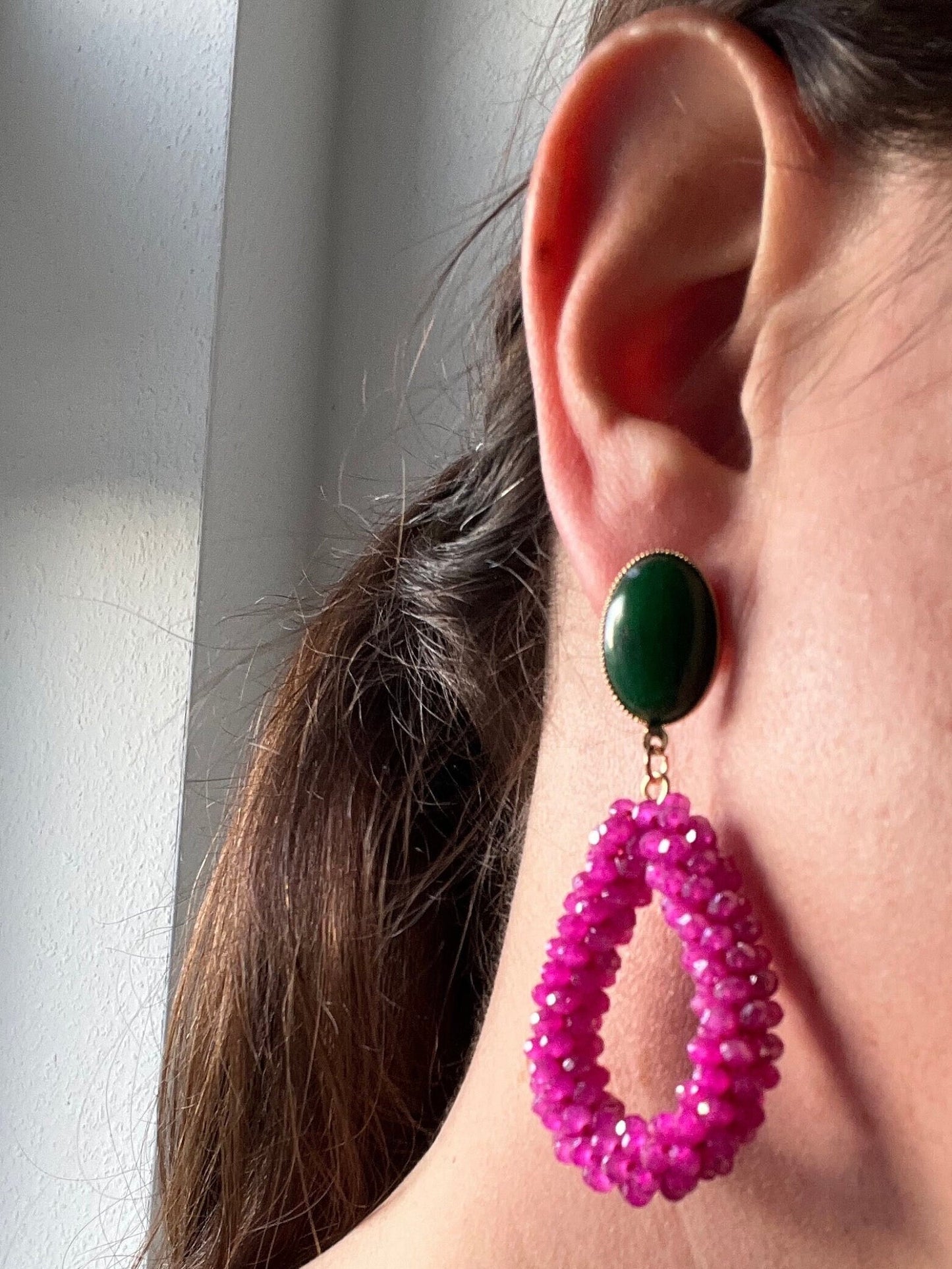 Glitzer Statement Ohrringe mit Facettperlen Tropfen an Ohrsteckern mit Jade Cabochons in Schwarz - Laury goes Côtes d‘Azure