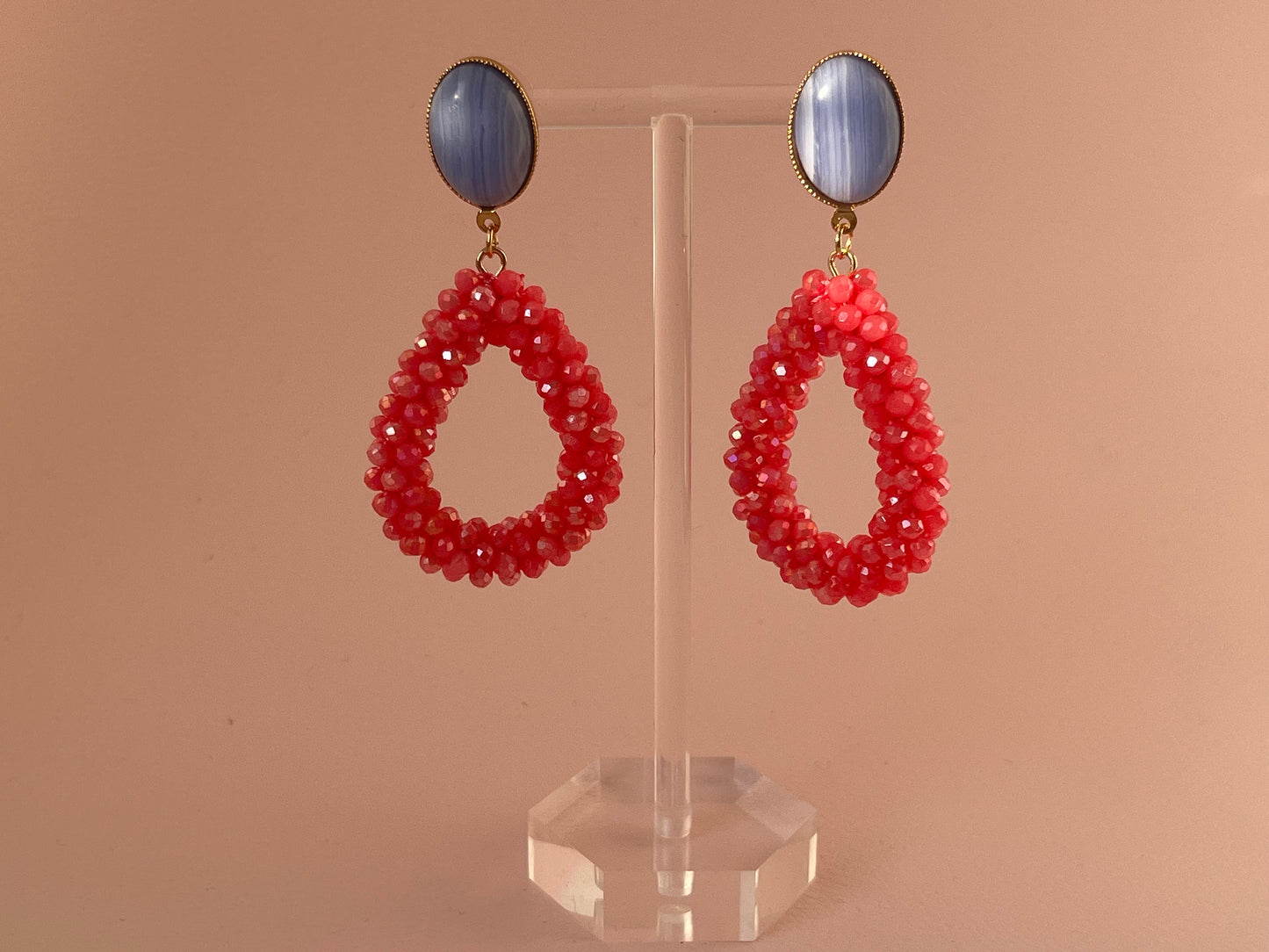Glitzer Statement Ohrringe mit Tropfen aus Perlen in Koralle an vergoldeten Steckern mit hellblauen Cabochons - Laury goes Côtes d‘Azure
