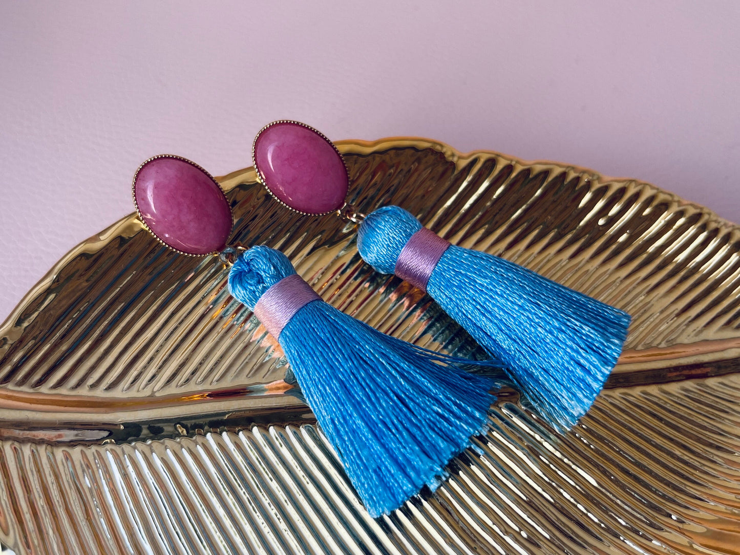 Quastenohrringe, Statementohrringe an Jade Cabochons Hellblau Rosa - Laury goes Budapest