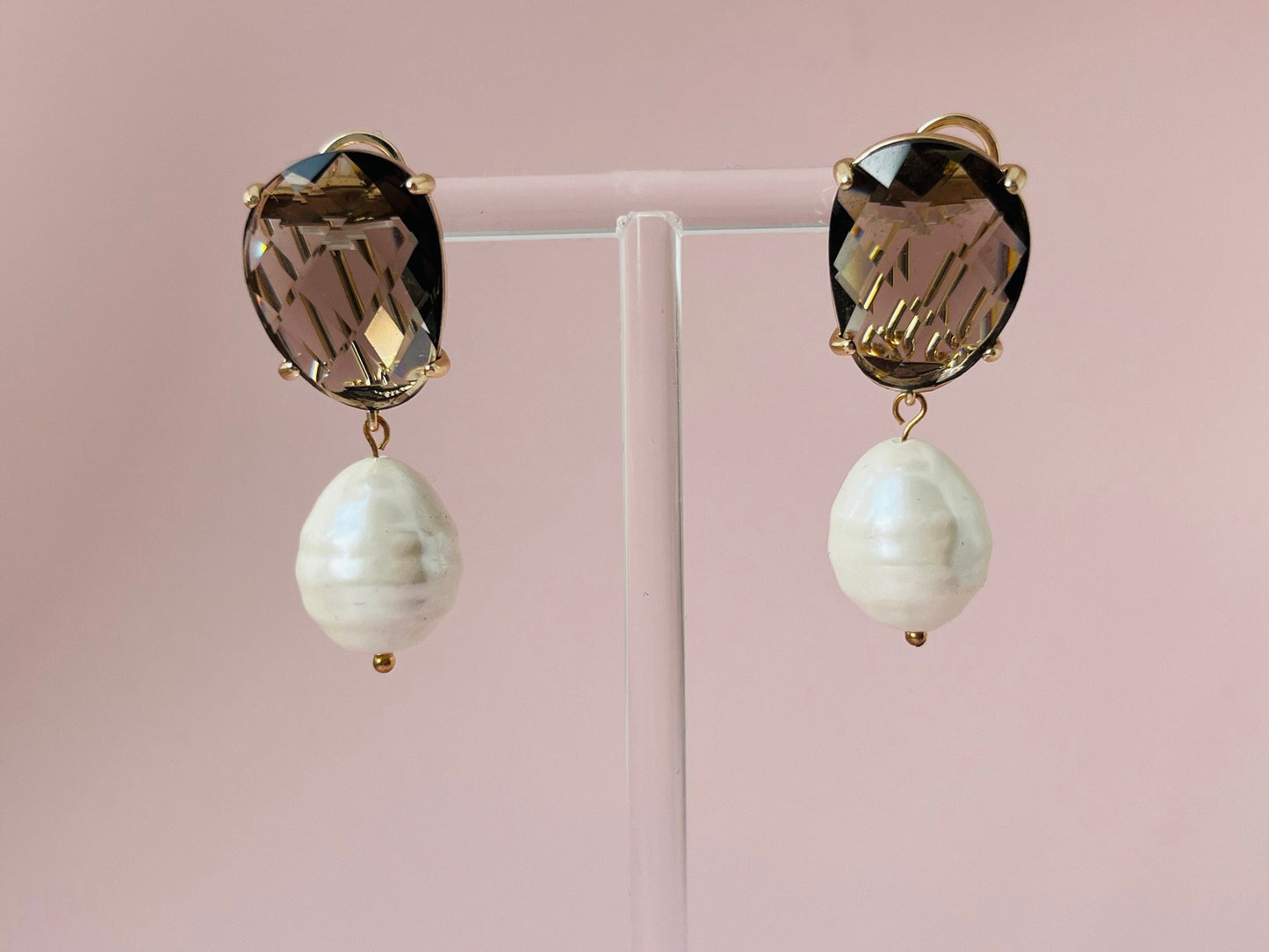 Perlenohrringe mit Muschelkernperle an Kristallglassteckern Braun - Laury goes Oslo - LAURY LOVES PINK