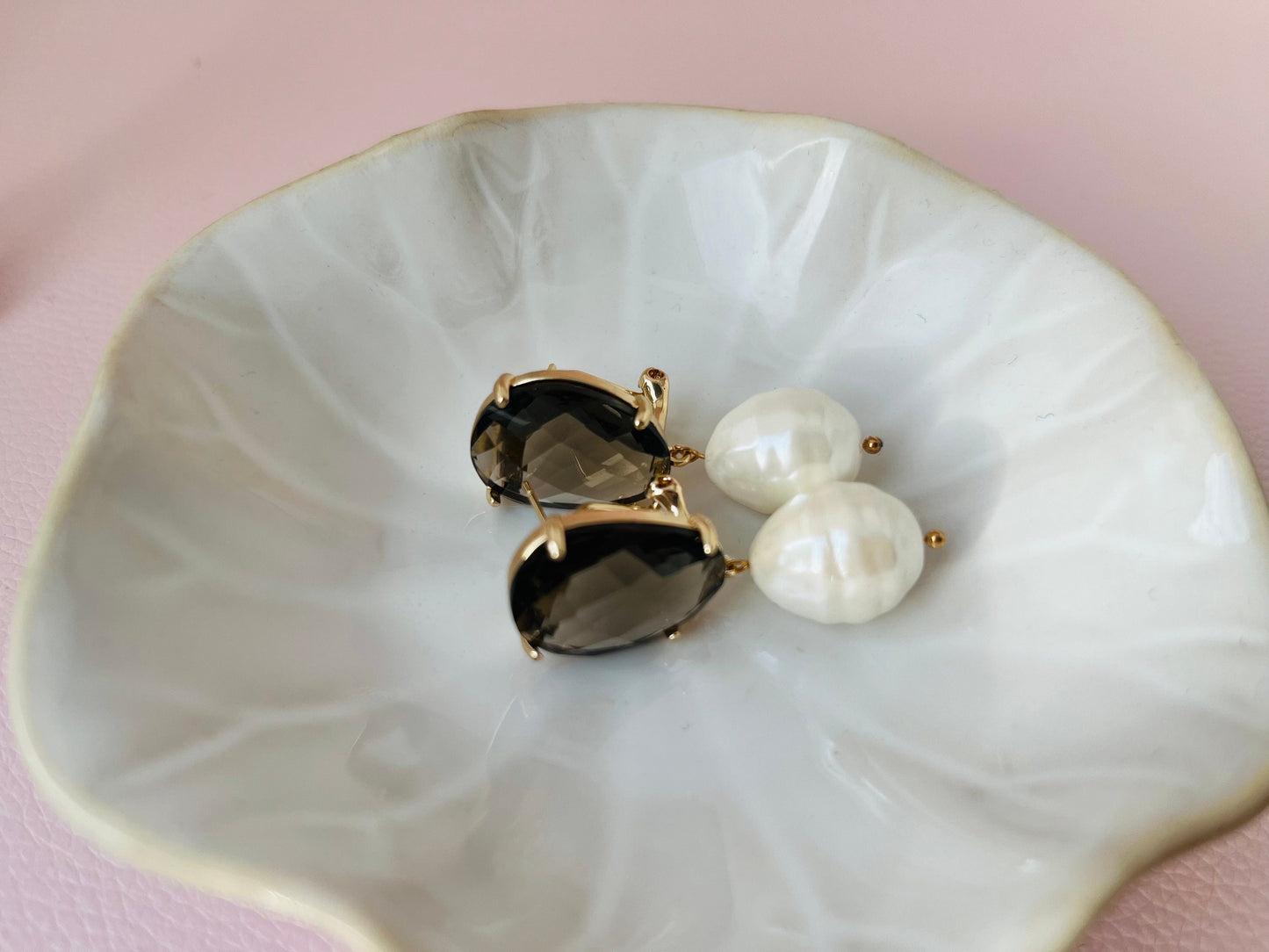 Perlenohrringe mit Muschelkernperle an Kristallglassteckern Braun - Laury goes Oslo - LAURY LOVES PINK