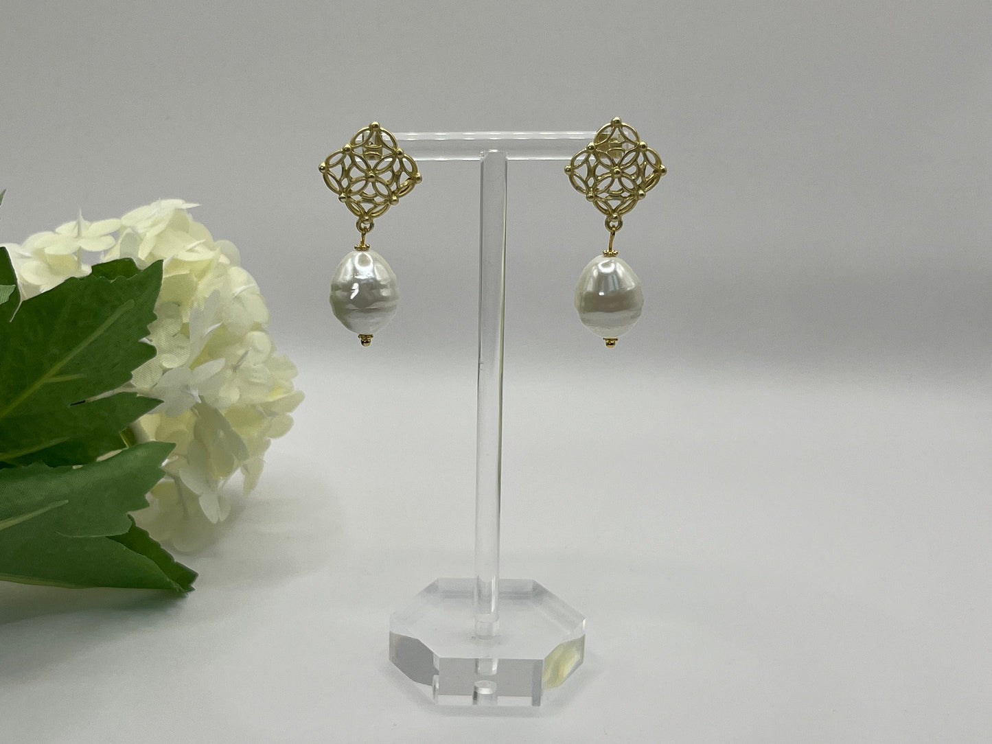 Perlenohrringe mit Muschelkernperle an Ornamentstecker - Laury goes Oslo - LAURY LOVES PINK