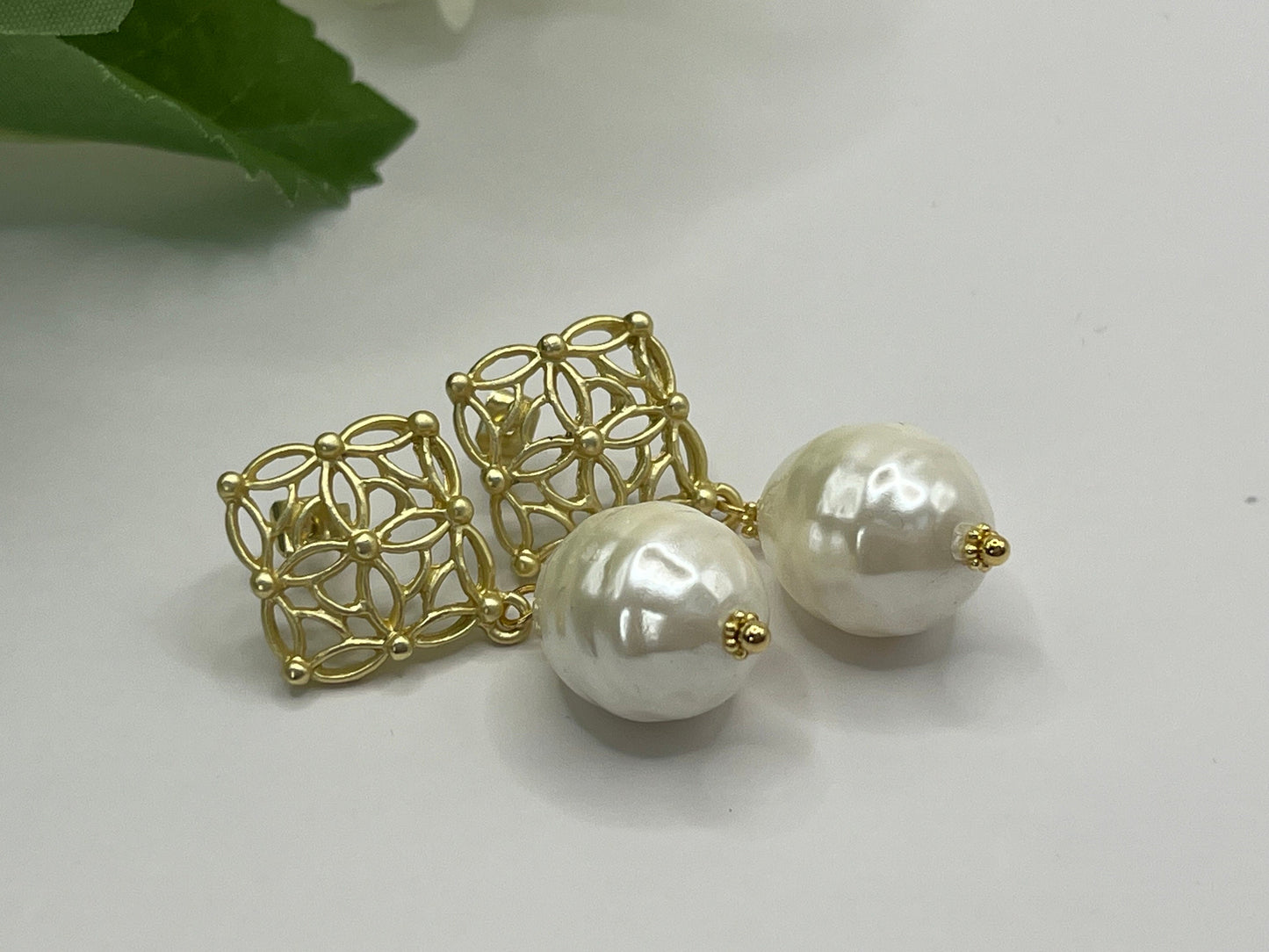 Perlenohrringe mit Muschelkernperle an Ornamentstecker - Laury goes Oslo - LAURY LOVES PINK