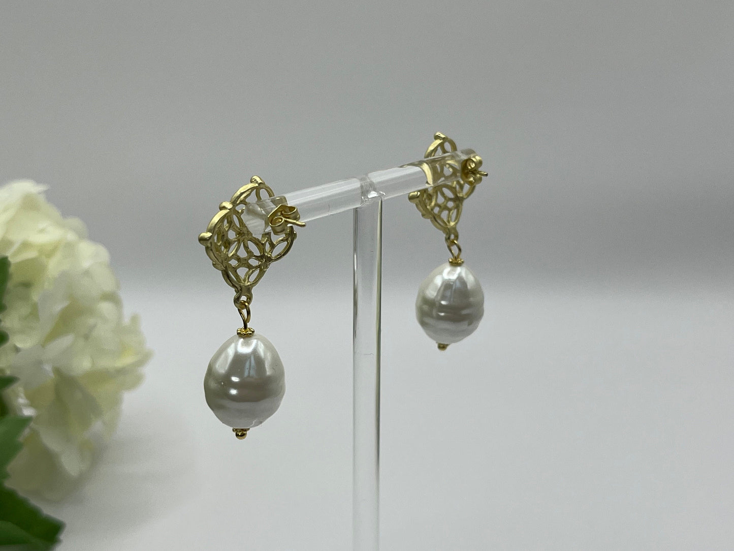 Perlenohrringe mit Muschelkernperle an Ornamentstecker - Laury goes Oslo - LAURY LOVES PINK