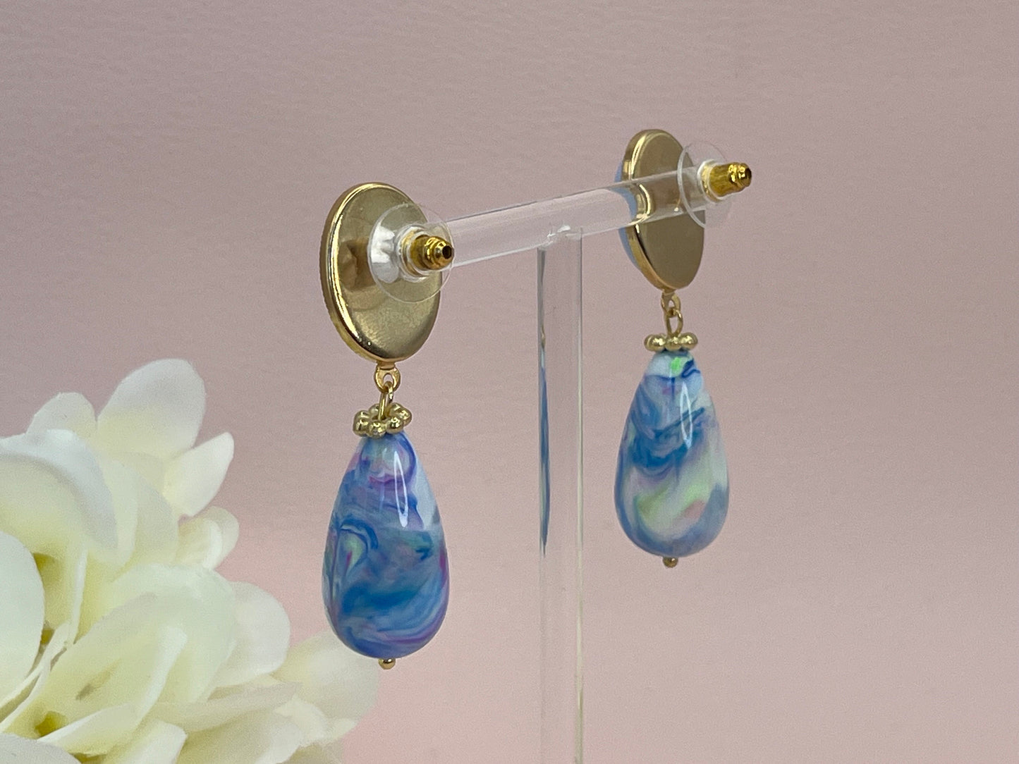 Tropfenohrringe, Statement Ohrringe mit marmorierten Resintropfen an vergoldeten Steckern mit hellblauen Cabochons - Laury goes Venice