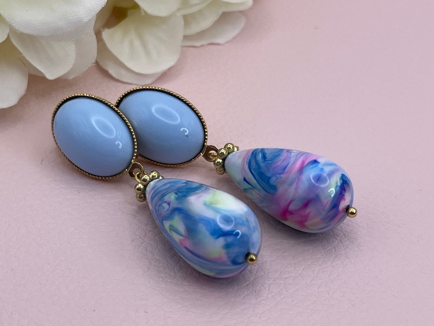 Tropfenohrringe, Statement Ohrringe mit marmorierten Resintropfen an vergoldeten Steckern mit hellblauen Cabochons - Laury goes Venice