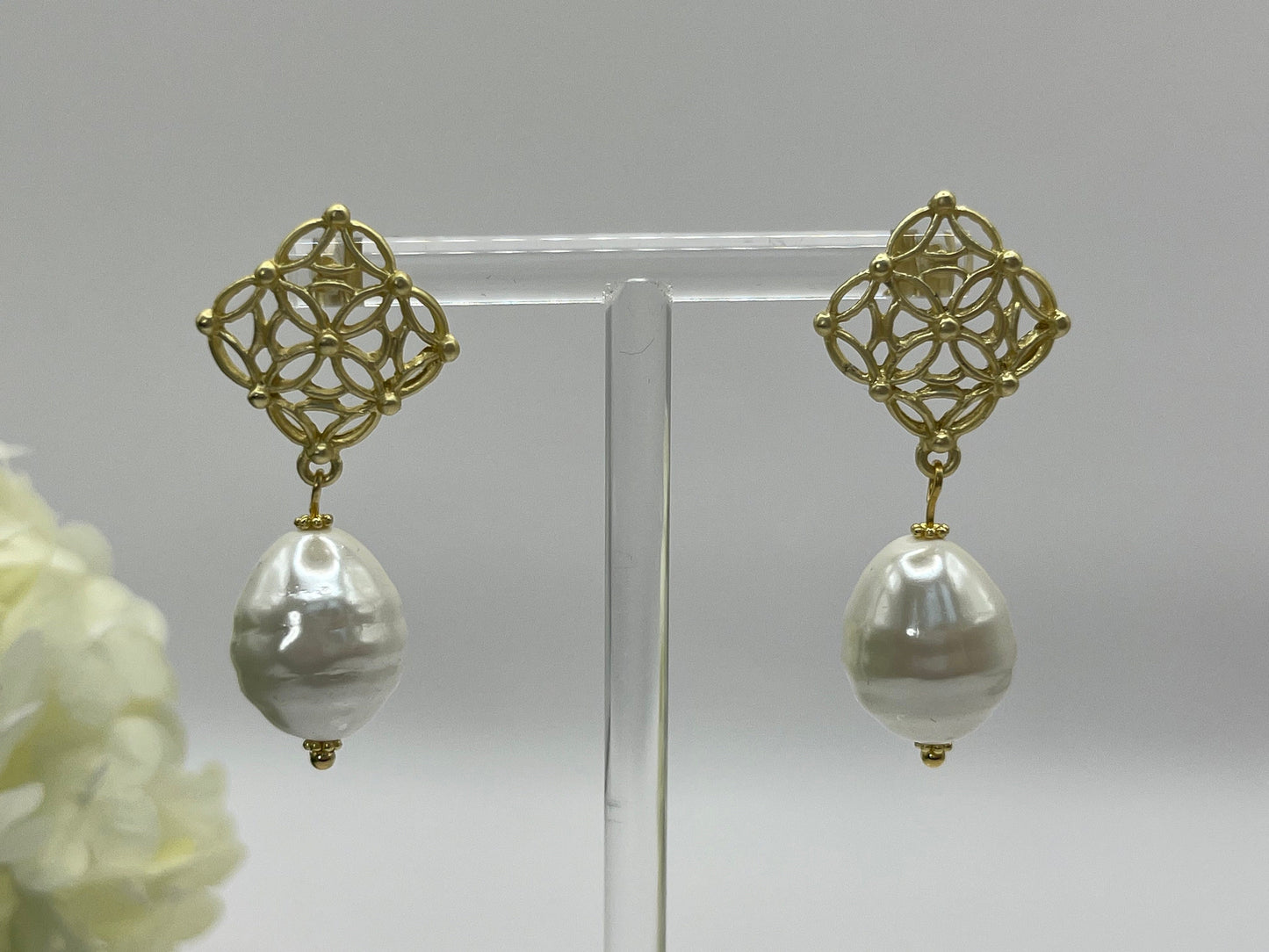 Perlenohrringe mit Muschelkernperle an Ornamentstecker - Laury goes Oslo - LAURY LOVES PINK