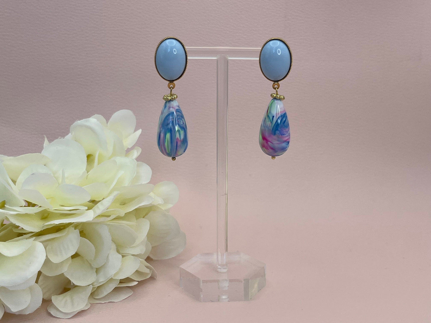 Tropfenohrringe, Statement Ohrringe mit marmorierten Resintropfen an vergoldeten Steckern mit hellblauen Cabochons - Laury goes Venice