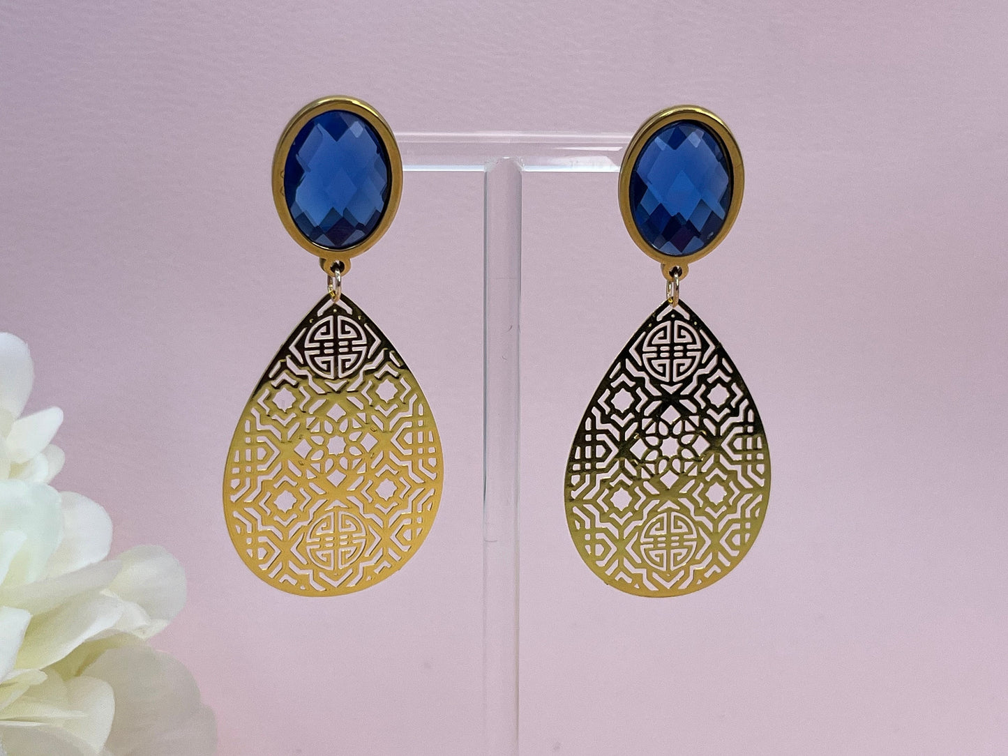 Leichte Ornamentohrringe, Statement =hrringe mit goldenen Lasercut Anhängern an funkelnden blauen Glas Cabochons - Laury goes Oman