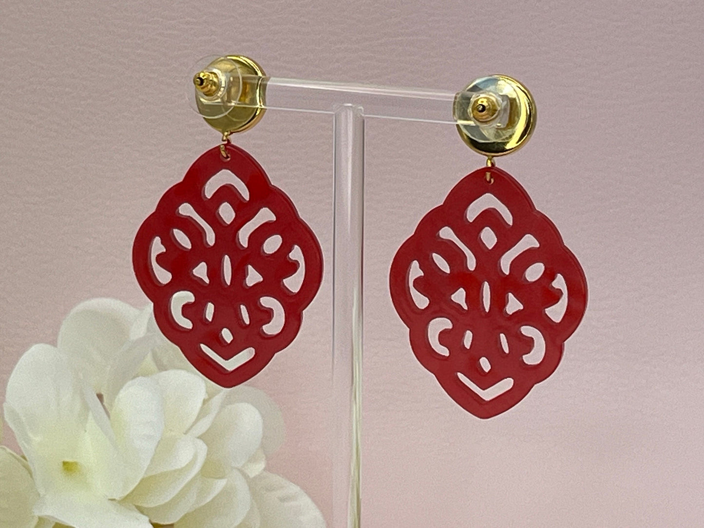 Leichte Ornamentohrringe, Hängeohrringe an vergoldeten Ohrsteckern mit Cabochons in Rot - Laury goes Marrakesh