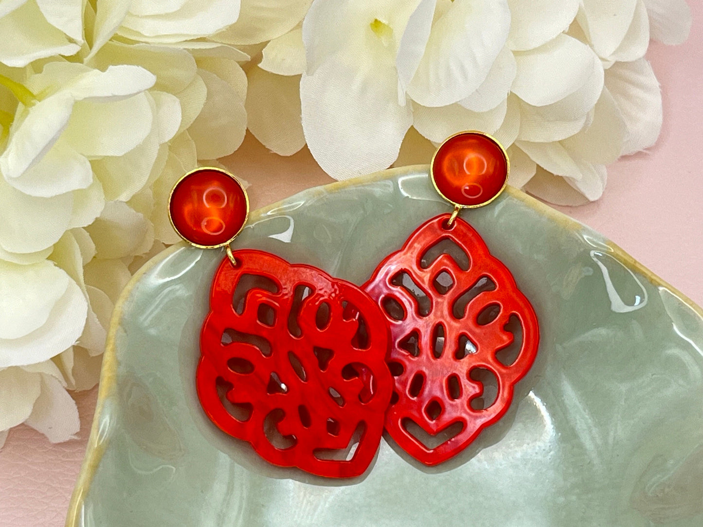 Leichte Ornamentohrringe, Hängeohrringe an vergoldeten Ohrsteckern mit Cabochons in Rot - Laury goes Marrakesh