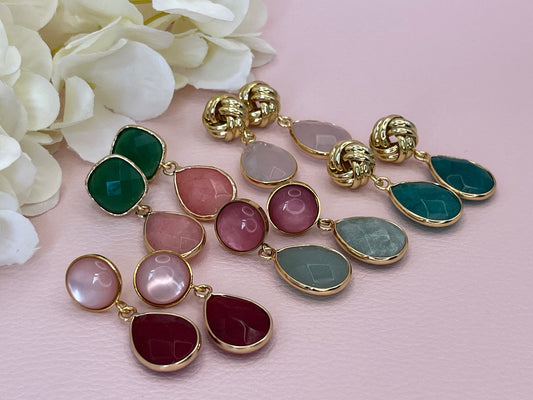 Tropfenohrringe mit roten Jadetropfen an vergoldeten Ohrsteckern mit rosa Cabochons, elegante Statement Ohrringe - Laury goes Hamburg