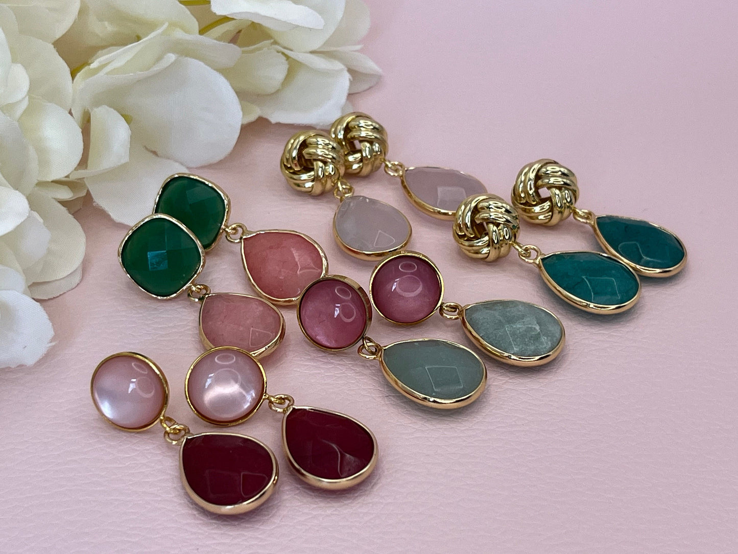 Tropfenohrringe mit rosa Jadetropfen an vergoldeten grünen Kristallglassteckern, elegante Statement Ohrringe - Laury goes Hamburg