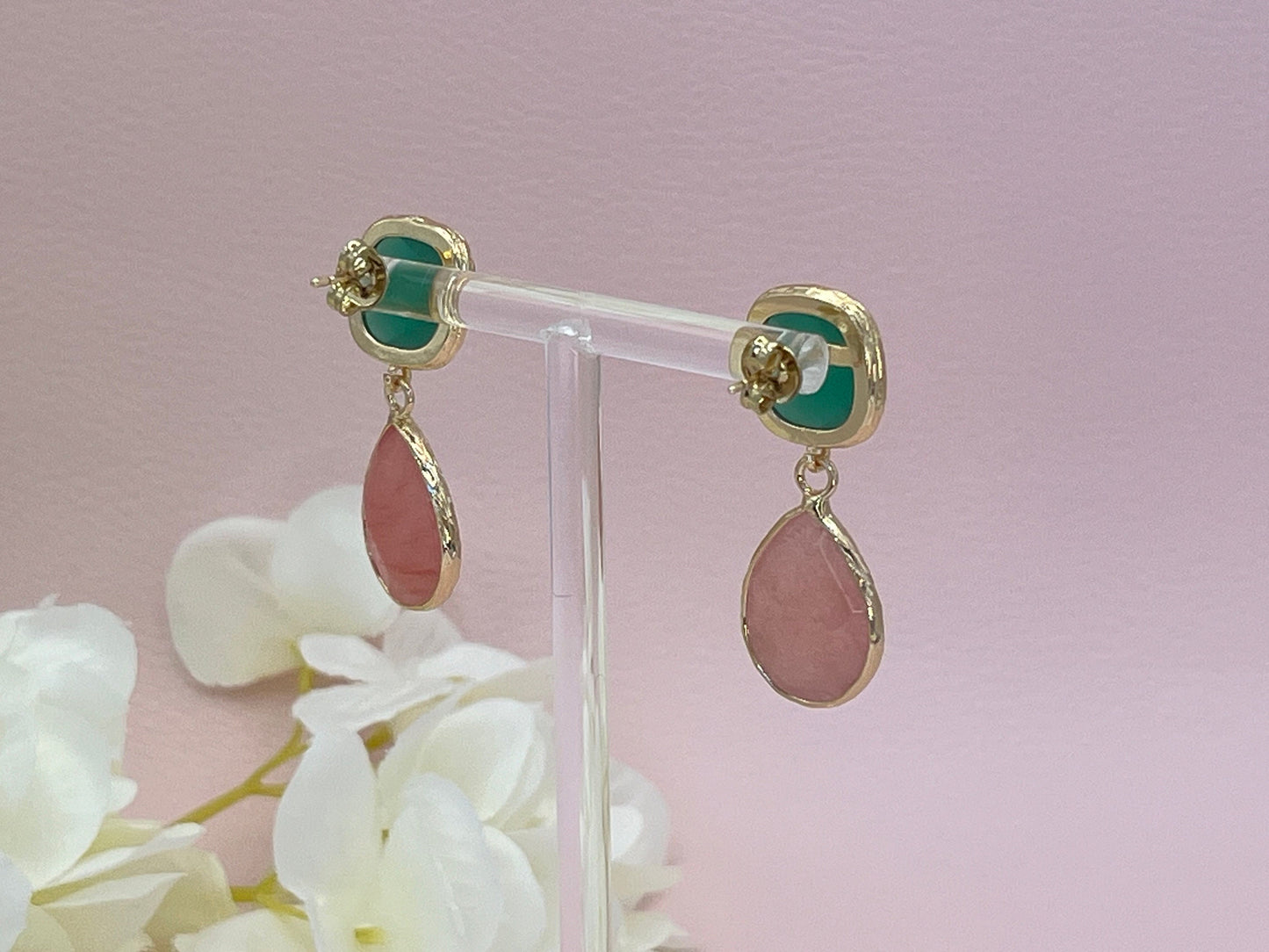 Tropfenohrringe mit rosa Jadetropfen an vergoldeten grünen Kristallglassteckern, elegante Statement Ohrringe - Laury goes Hamburg