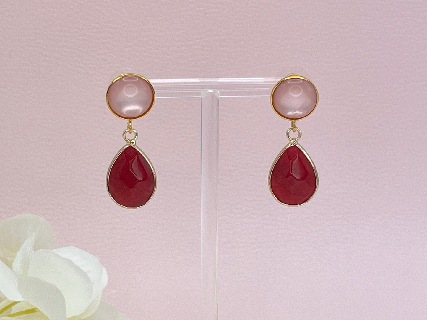 Tropfenohrringe mit roten Jadetropfen an vergoldeten Ohrsteckern mit rosa Cabochons, elegante Statement Ohrringe - Laury goes Hamburg