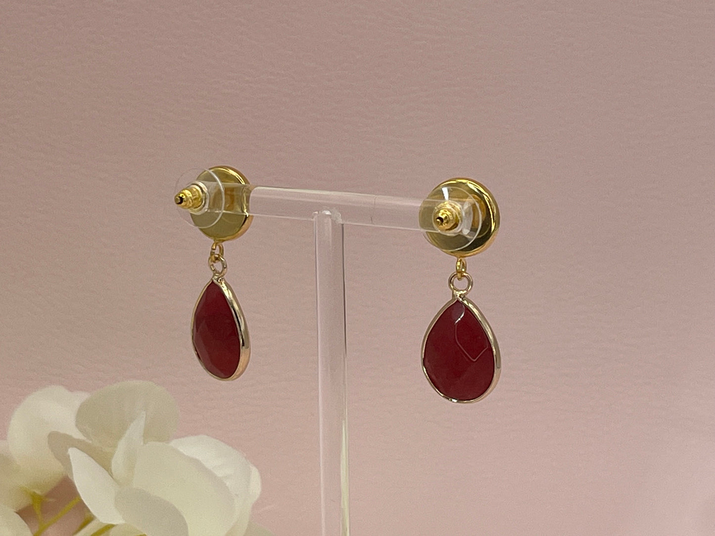 Tropfenohrringe mit roten Jadetropfen an vergoldeten Ohrsteckern mit rosa Cabochons, elegante Statement Ohrringe - Laury goes Hamburg