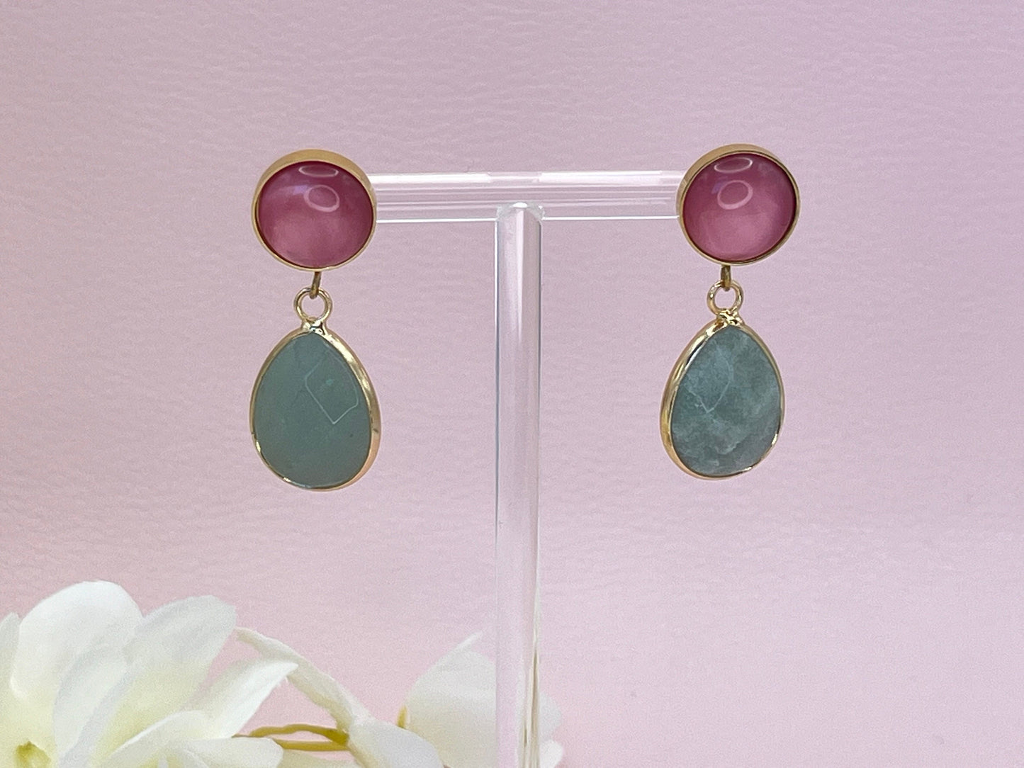 Tropfenohrringe mit mintgrünen Jadetropfen an Edelstahl Ohrsteckern mit rosa Cabochons, elegante Statementohrringe - Laury goes Hamburg