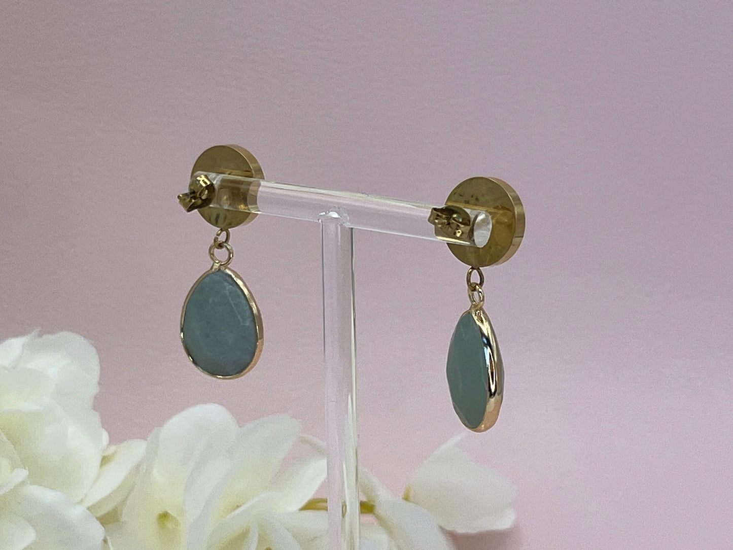 Tropfenohrringe mit mintgrünen Jadetropfen an Edelstahl Ohrsteckern mit rosa Cabochons, elegante Statementohrringe - Laury goes Hamburg