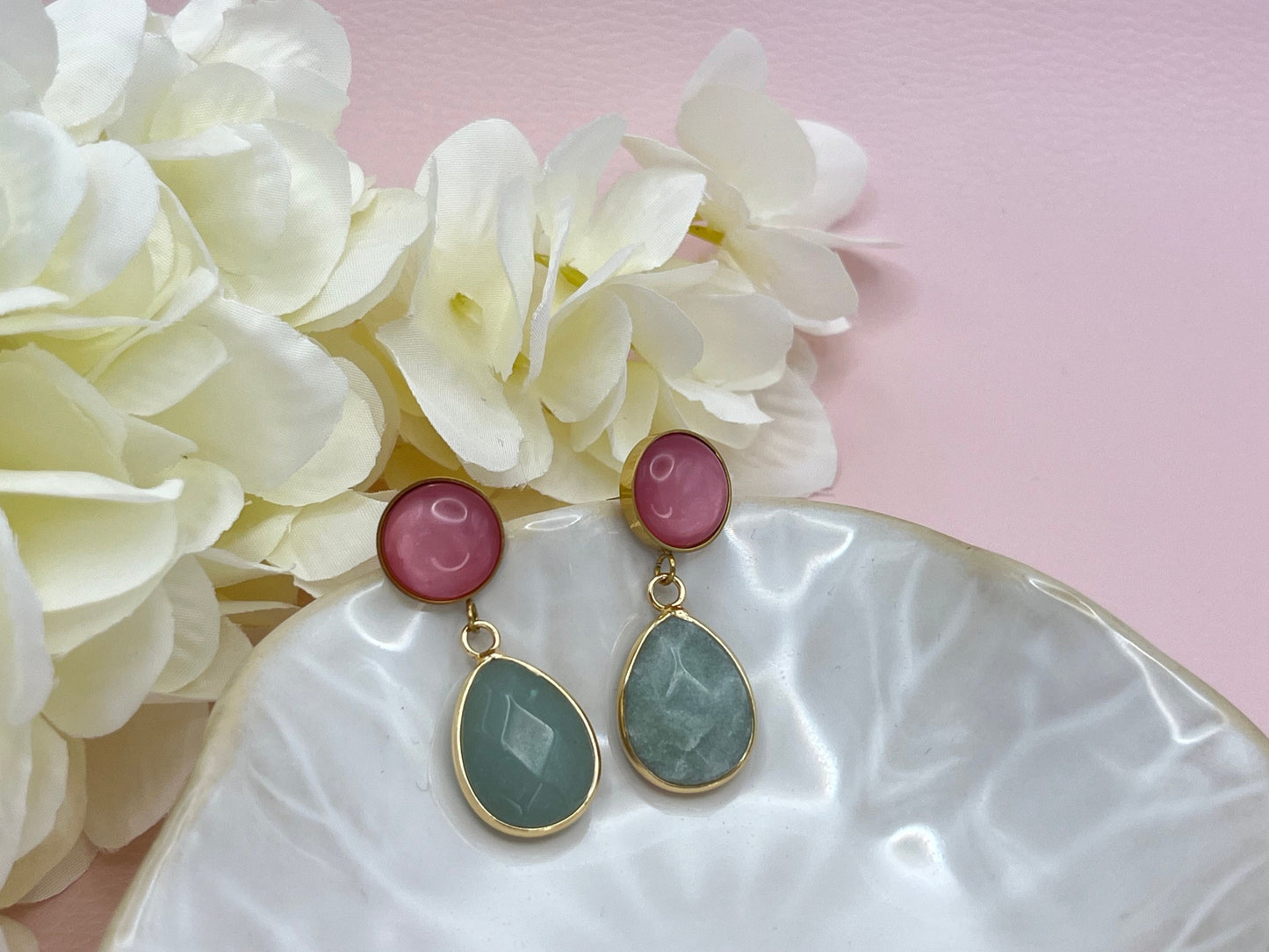 Tropfenohrringe mit mintgrünen Jadetropfen an Edelstahl Ohrsteckern mit rosa Cabochons, elegante Statementohrringe - Laury goes Hamburg