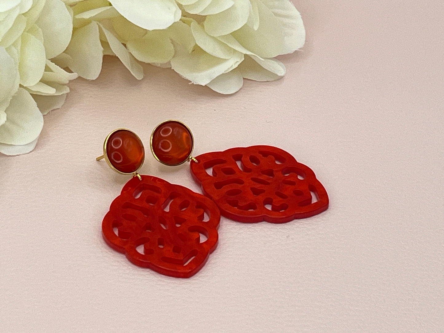 Leichte Ornamentohrringe, Hängeohrringe an vergoldeten Ohrsteckern mit Cabochons in Rot - Laury goes Marrakesh