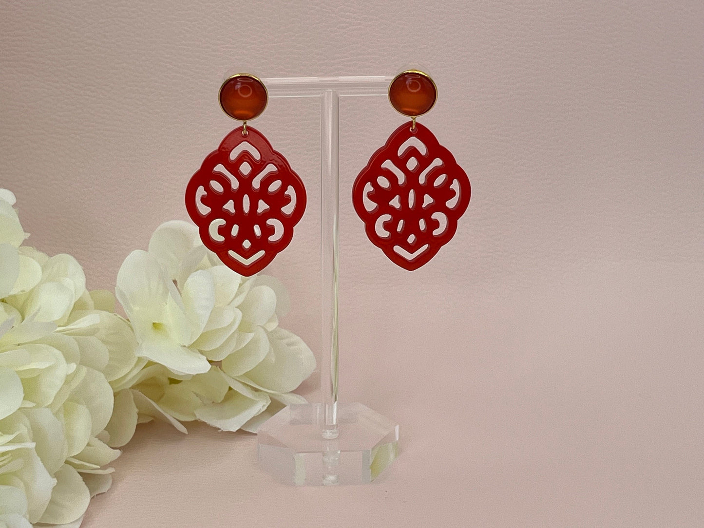 Leichte Ornamentohrringe, Hängeohrringe an vergoldeten Ohrsteckern mit Cabochons in Rot - Laury goes Marrakesh