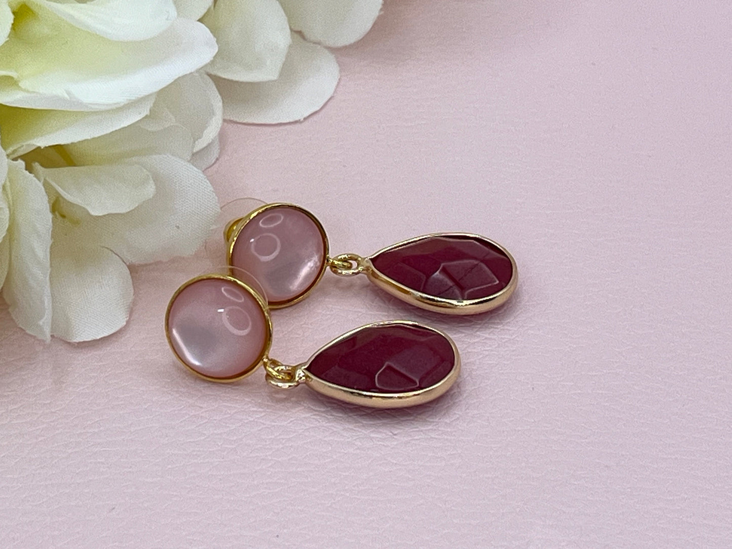 Tropfenohrringe mit roten Jadetropfen an vergoldeten Ohrsteckern mit rosa Cabochons, elegante Statement Ohrringe - Laury goes Hamburg