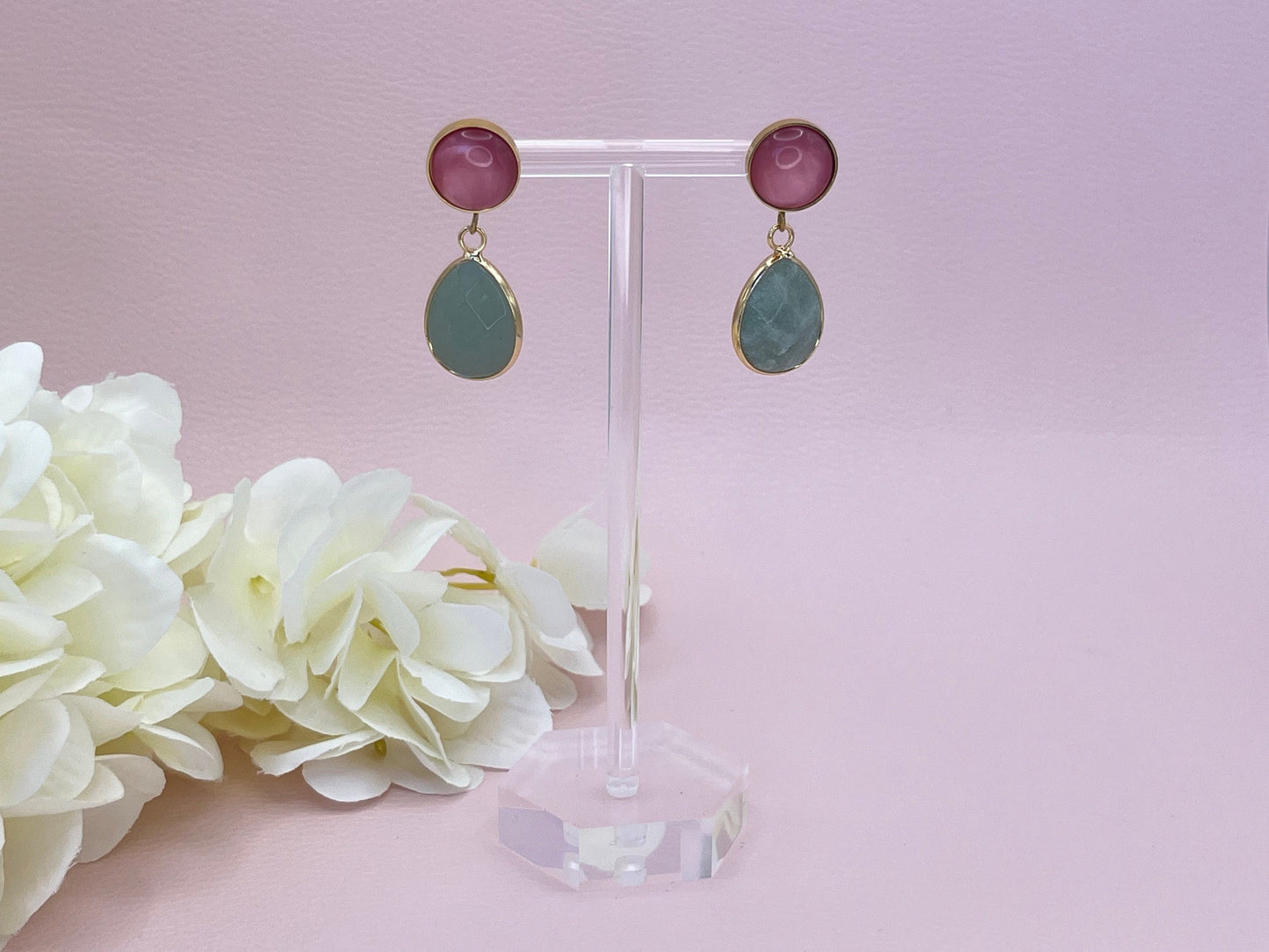 Tropfenohrringe mit mintgrünen Jadetropfen an Edelstahl Ohrsteckern mit rosa Cabochons, elegante Statementohrringe - Laury goes Hamburg