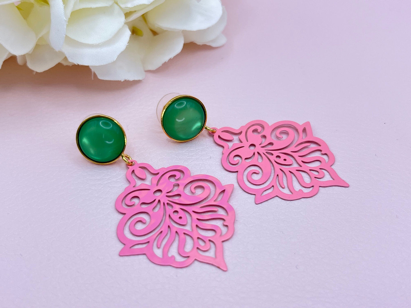 Ornamentohrringe, leichte Statementohrringe mit rosa Ornamentanhängern an vergoldeten Steckern mit grünen Cabochons - Laury goes Goa