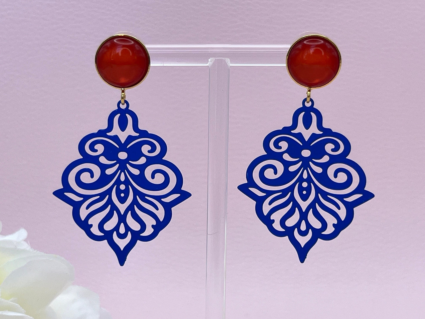 Ornamentohrringe, leichte Statementohrringe an vergoldeten Steckern mit Cabochons Blau Rot - Laury goes Verona