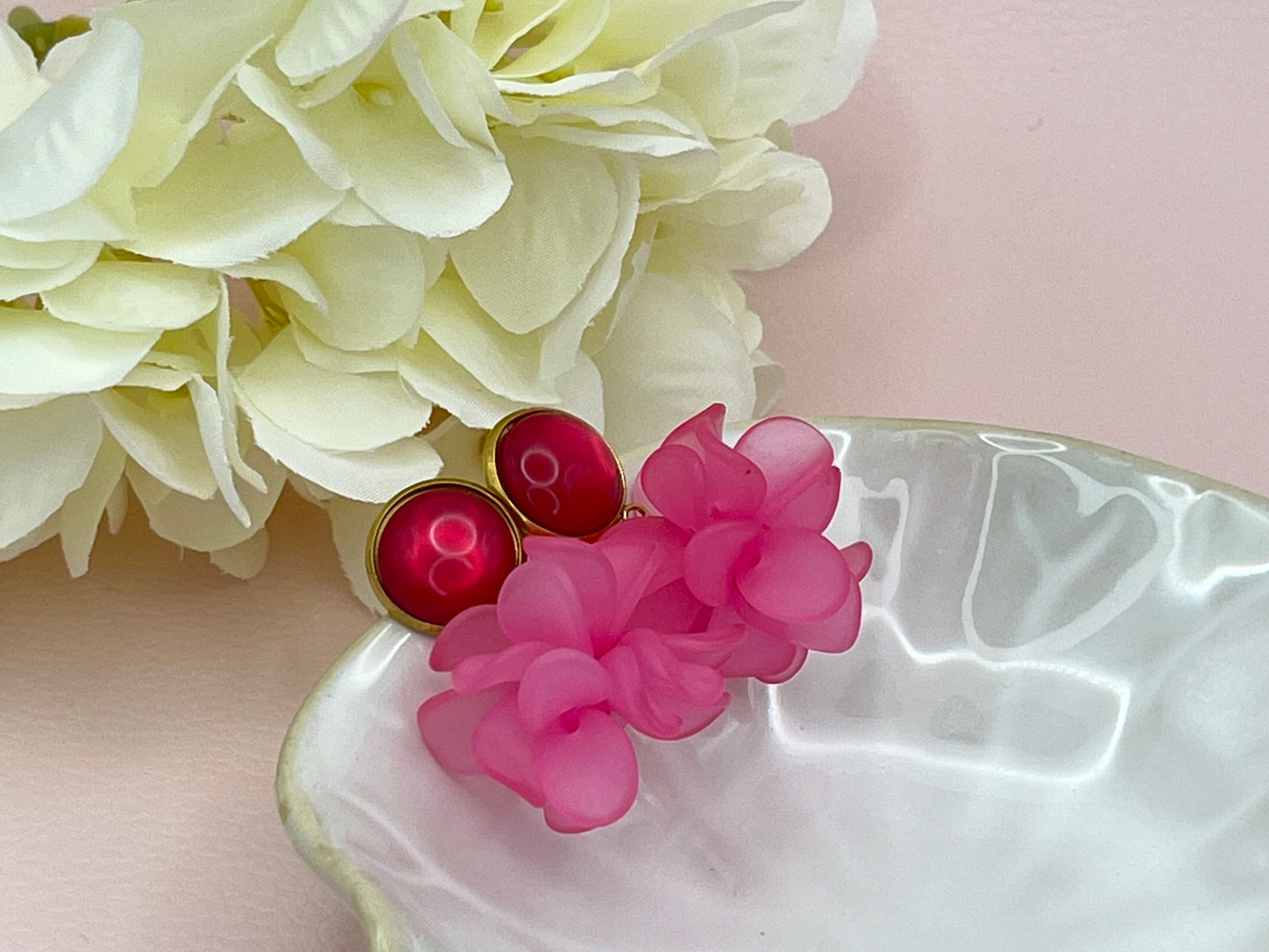 Ornamentohrringe, leichte Statementohrringe an vergoldeten Steckern mit Cabochons Grün Rosa - Laury goes Verona